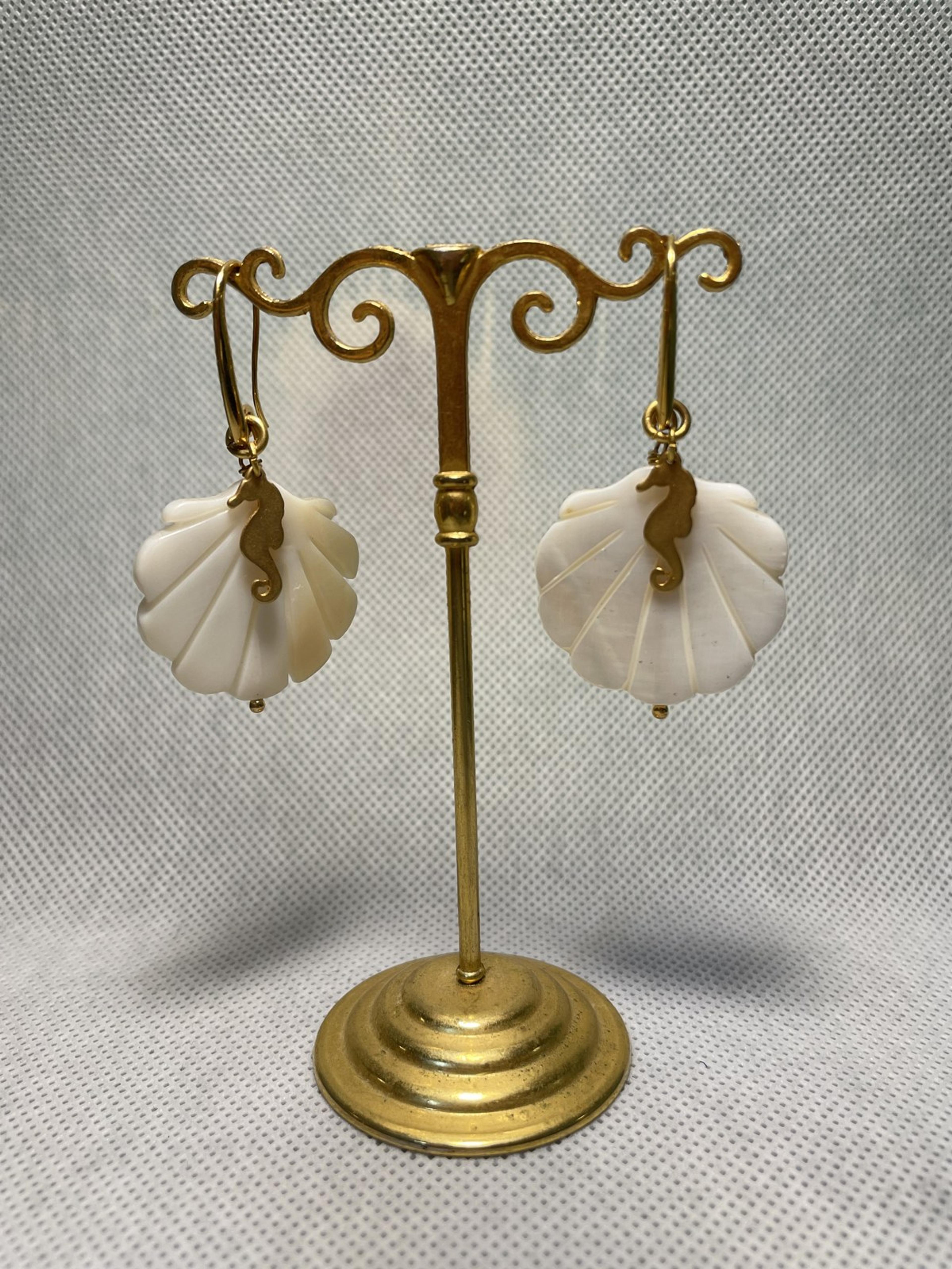 Caballito Mother-of-Pearl Seahorse Earrings