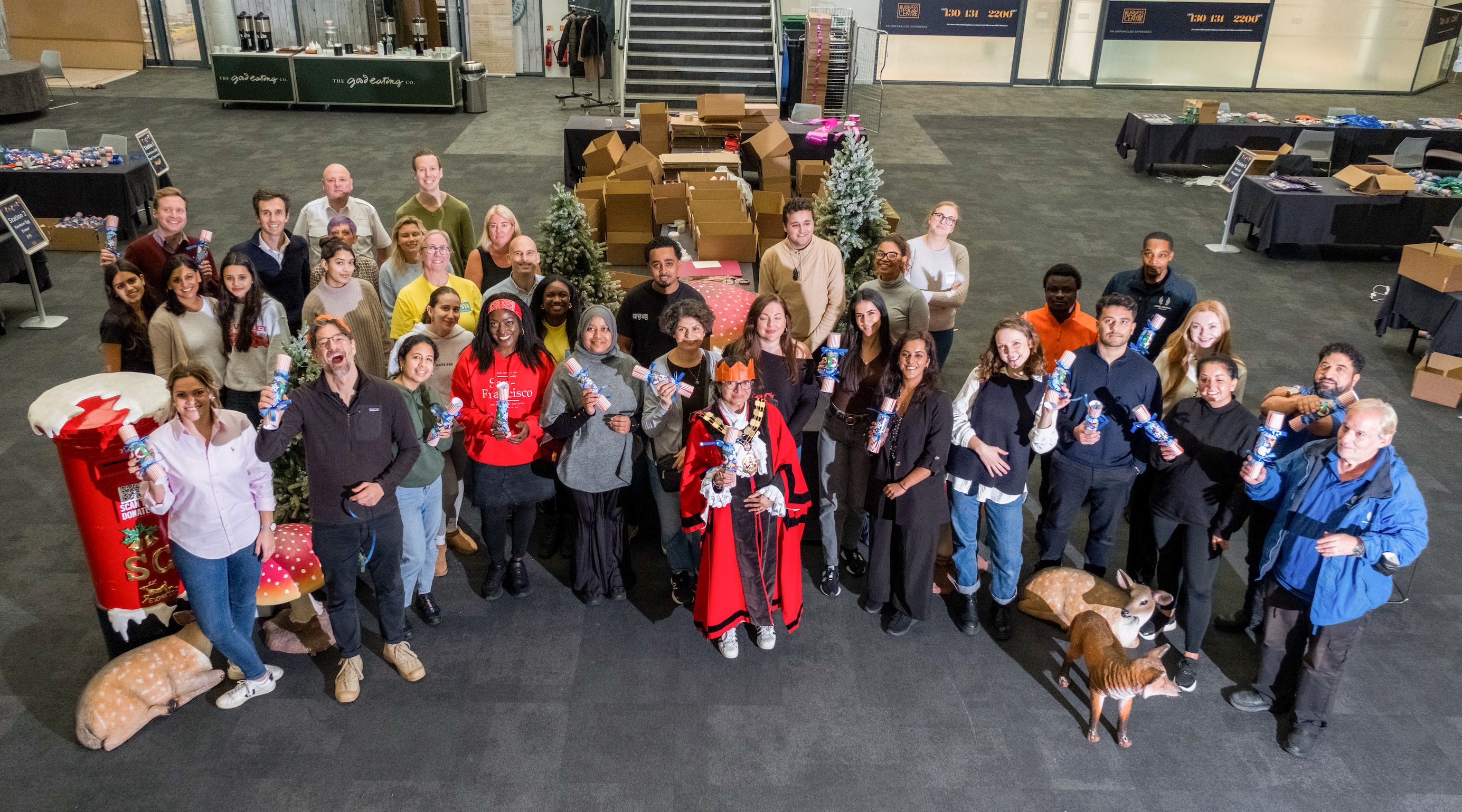 Mayor of Islington lends a hand at Angel Cracker appeal