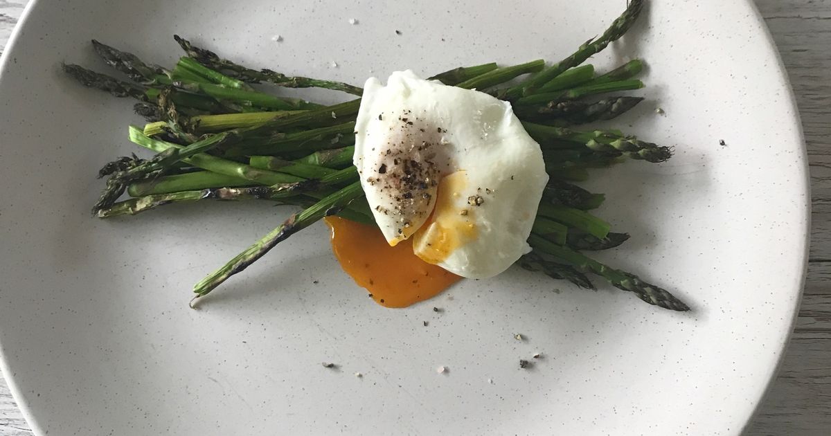 Grilled Asparagus with Poached Eggs