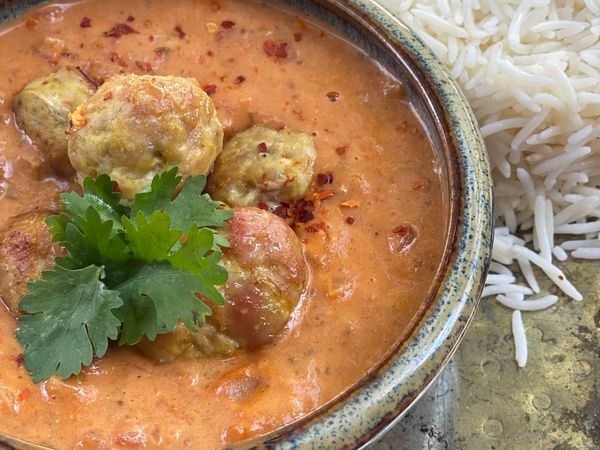 Spiced pork meatballs in tomato curry sauce