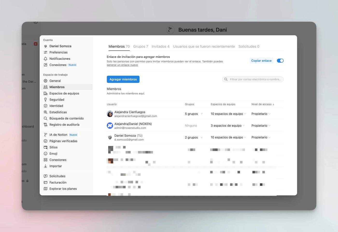 Desde Configuración > miembros, gesitonamos los usuarios en Notion
