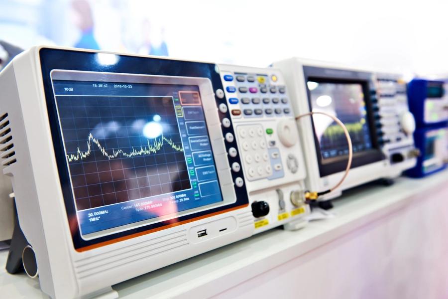A spectrum analyser screen showing a signal trace across a frequency band