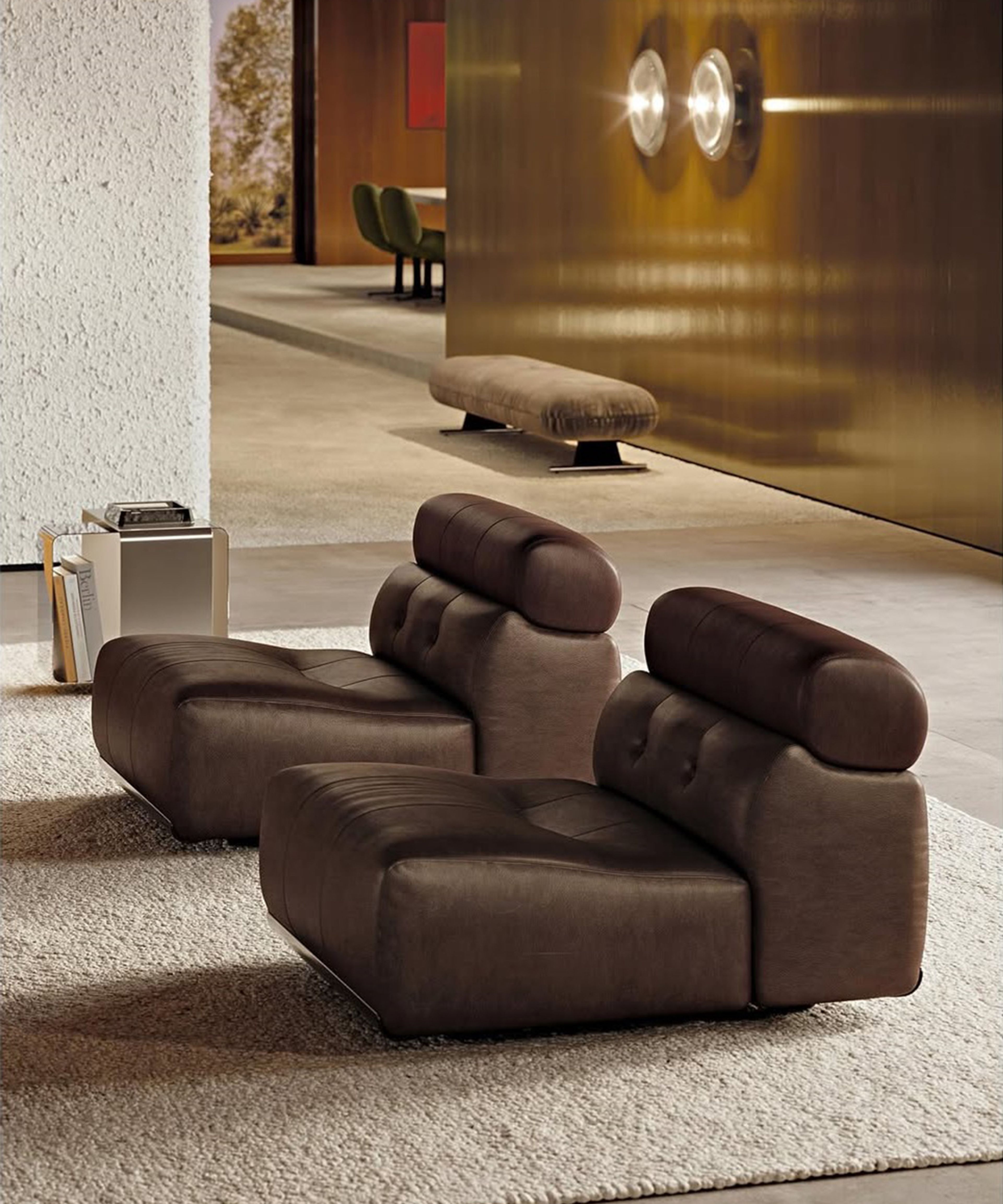 Un fauteuil audacieux aux volumes arrondis qui se chevauchent.
