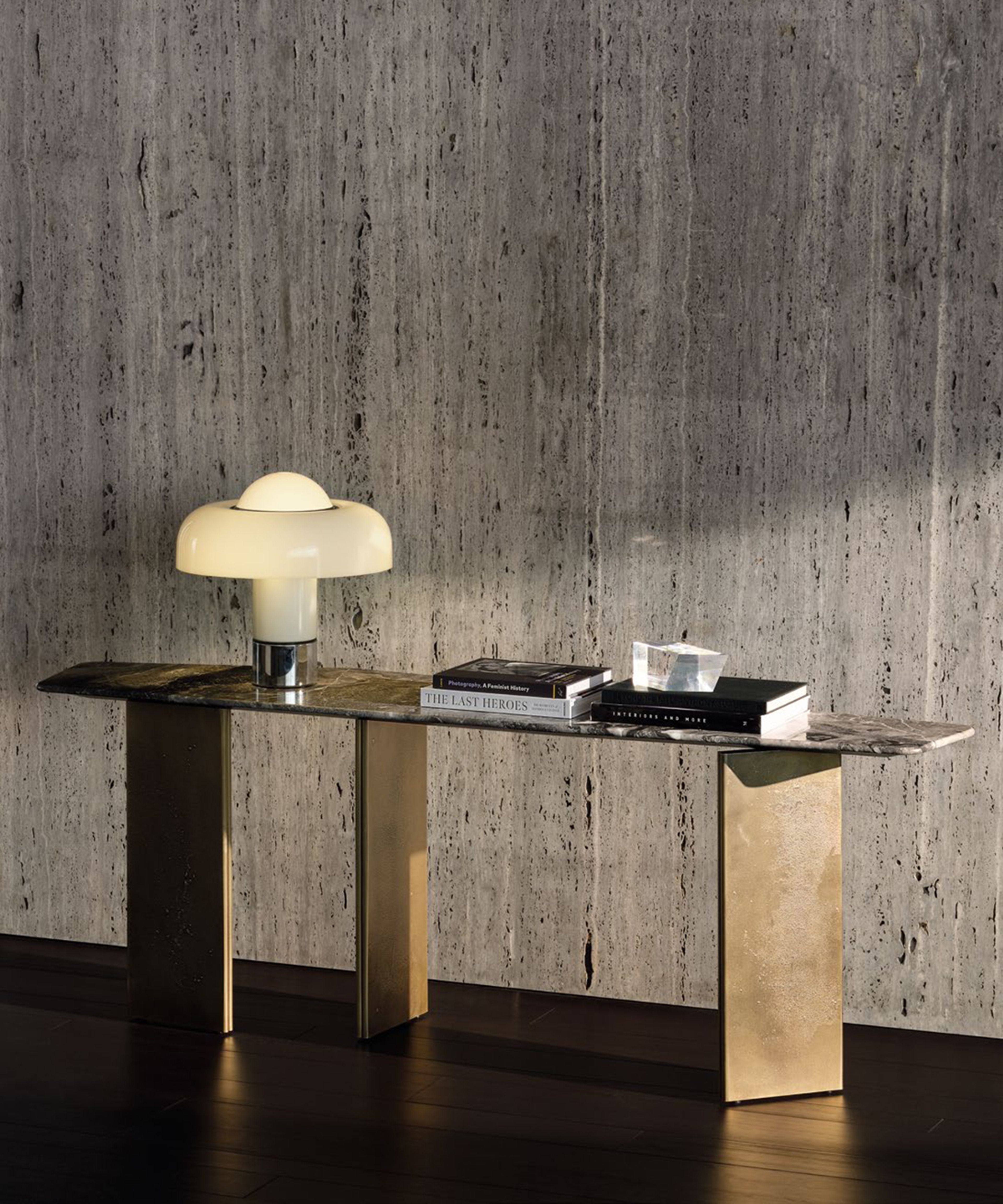 Console asymétrique Minotti.