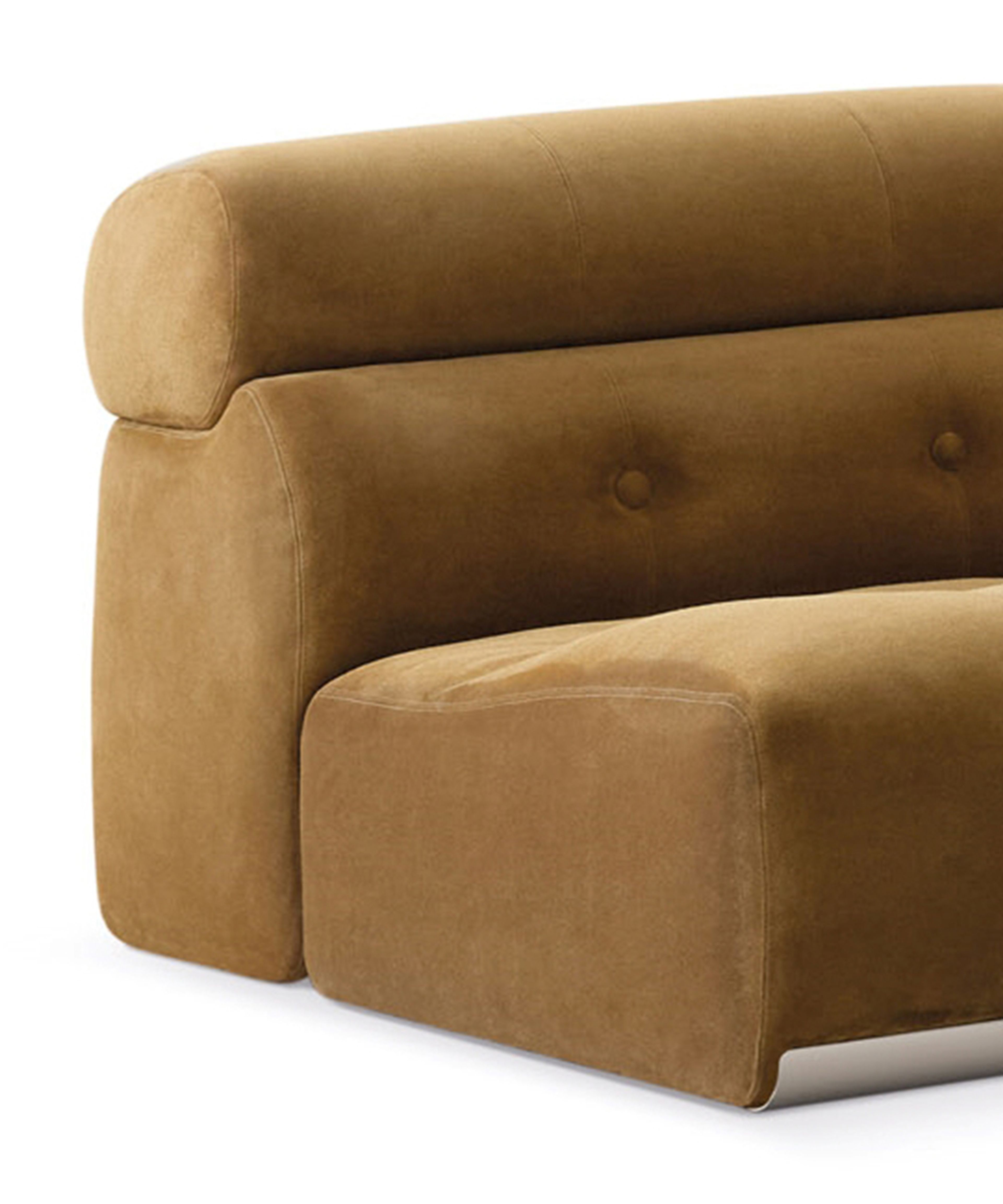 Un fauteuil audacieux aux volumes arrondis qui se chevauchent.