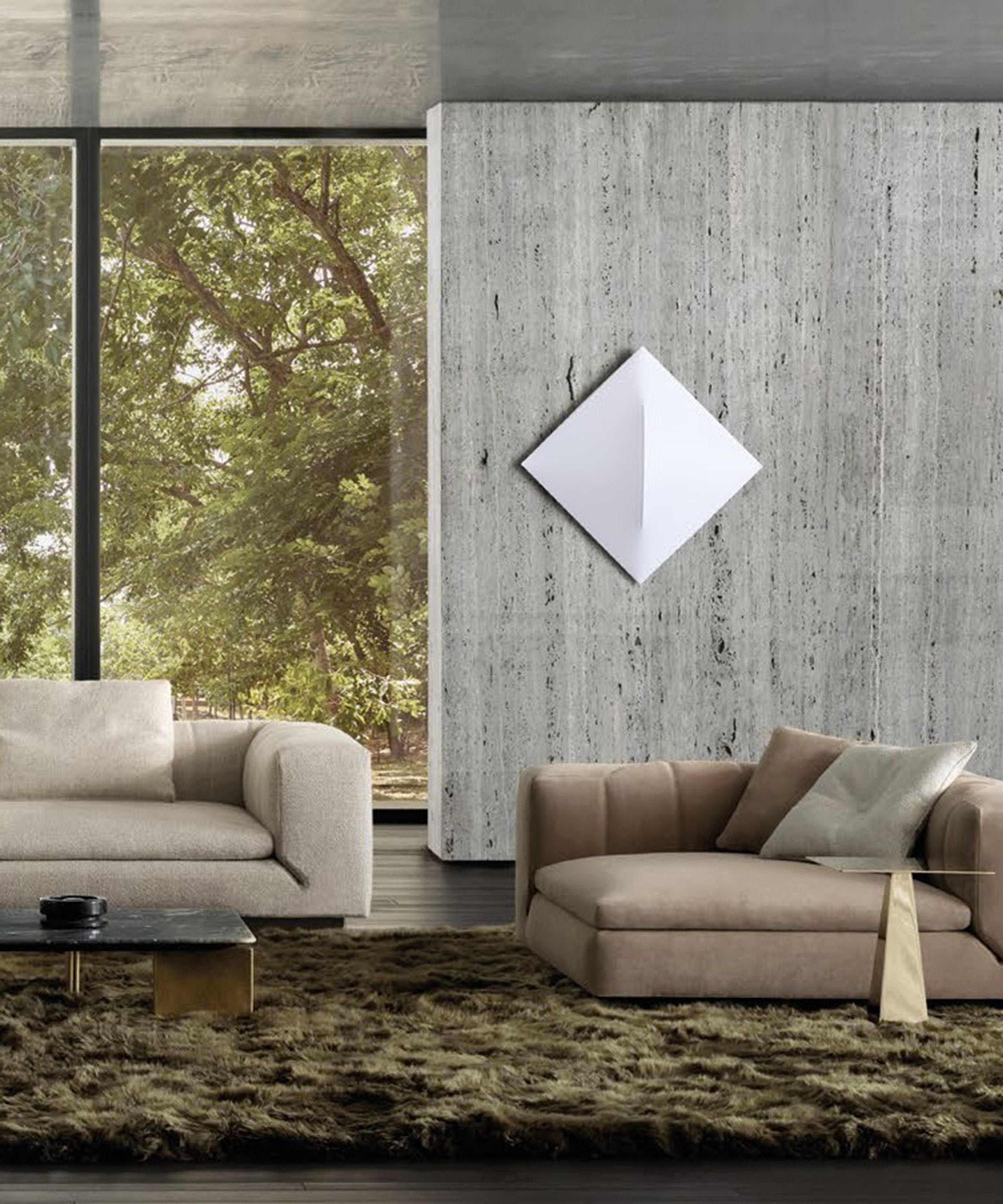 Table basse Minotti en forme de pyramide.