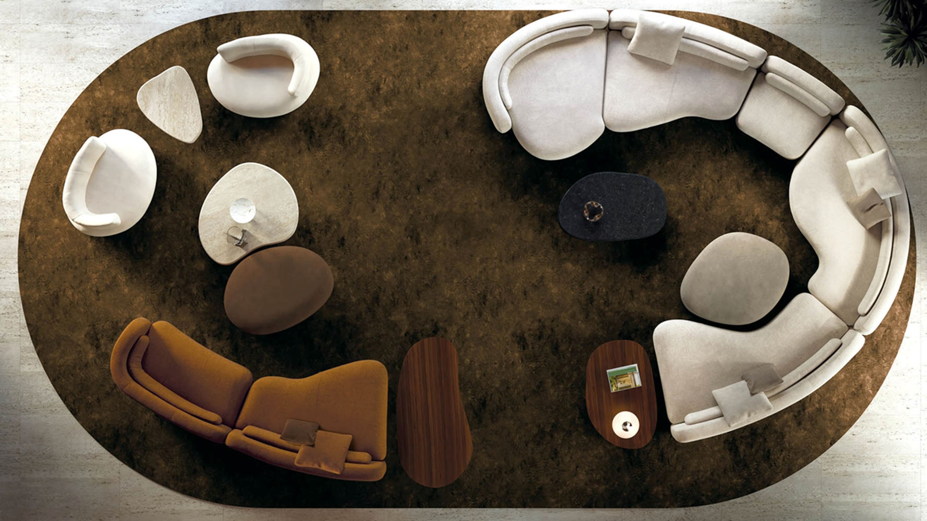 Un fauteuil sculptural aux formes organiques fluides, signé Minotti.