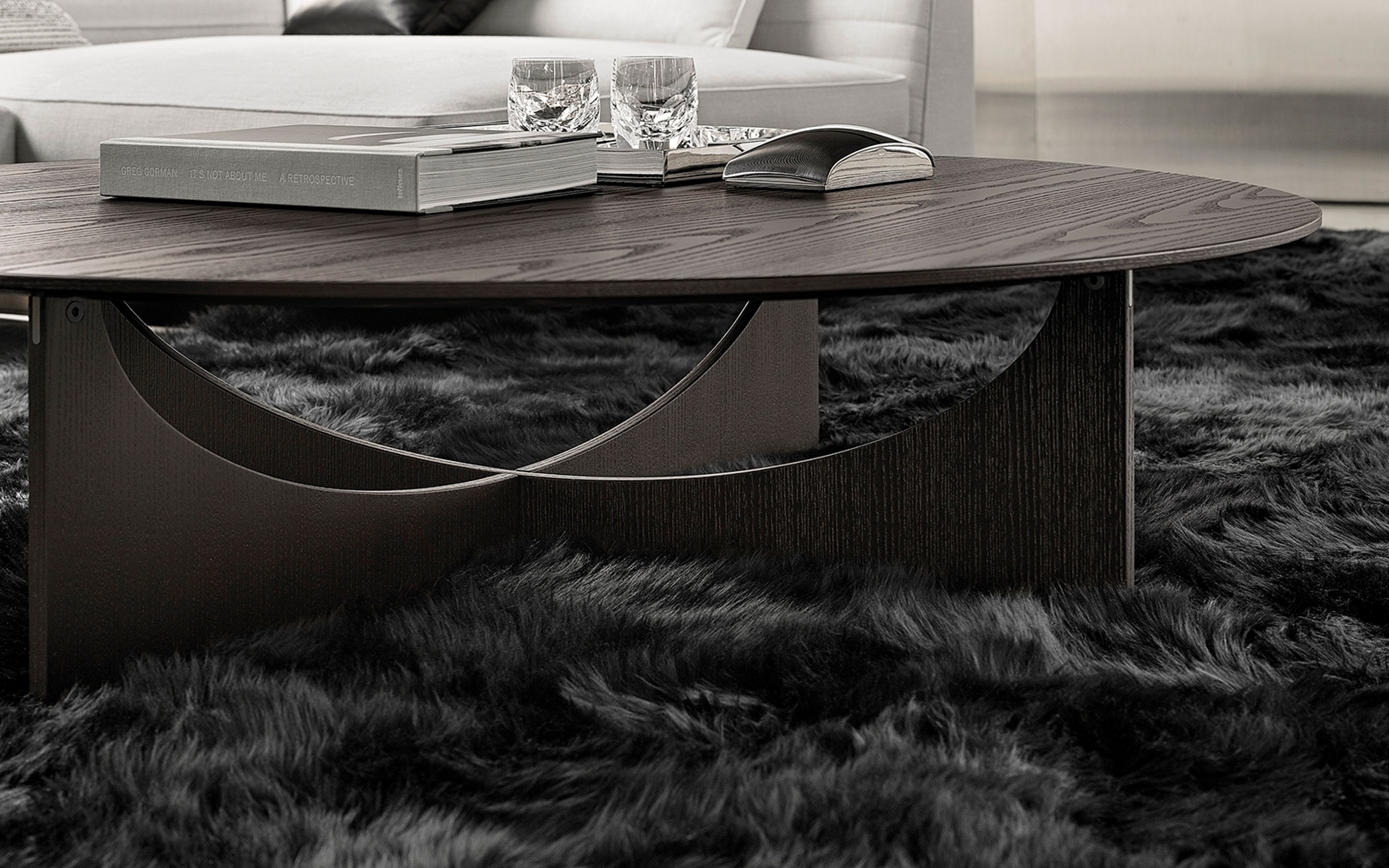 Le tapis Alps de Minotti, composé de peaux de mouton assemblées.