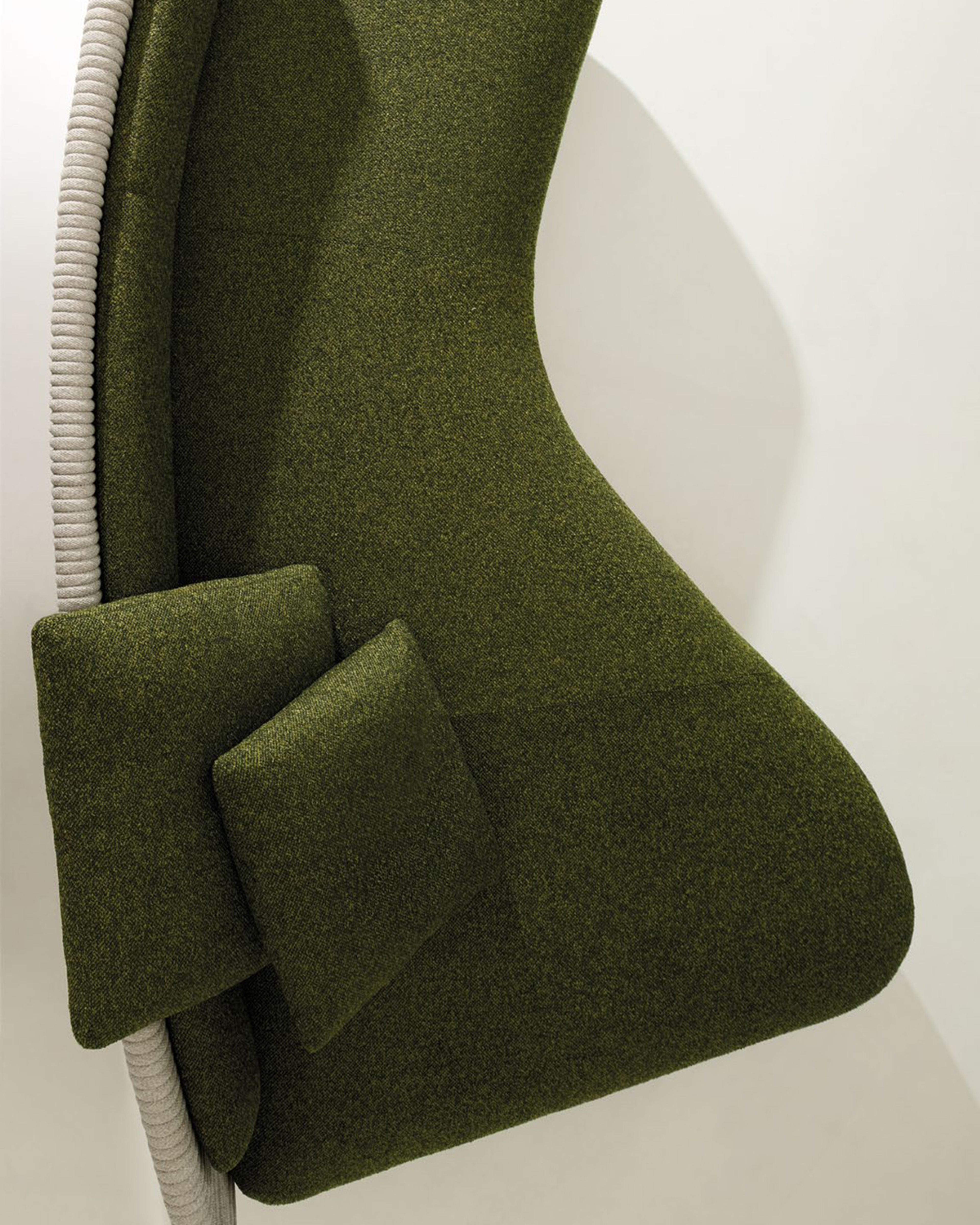 Caractérisé par des volumes organiques et des lignes sinueuses, Bézier Cord Outdoor de Minotti.