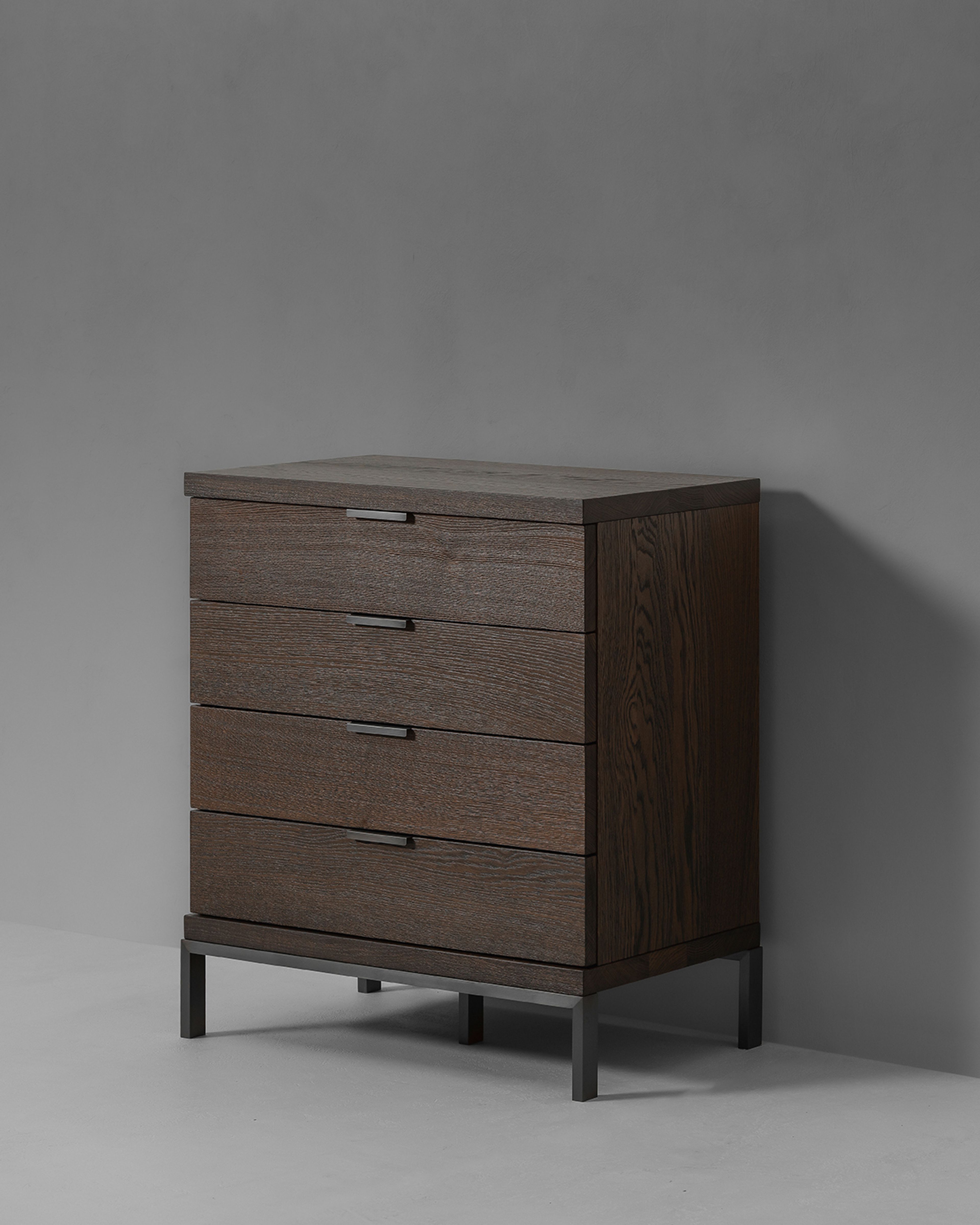 Commode en chêne massif ou en noyer signée Marlieke Van Rossum.