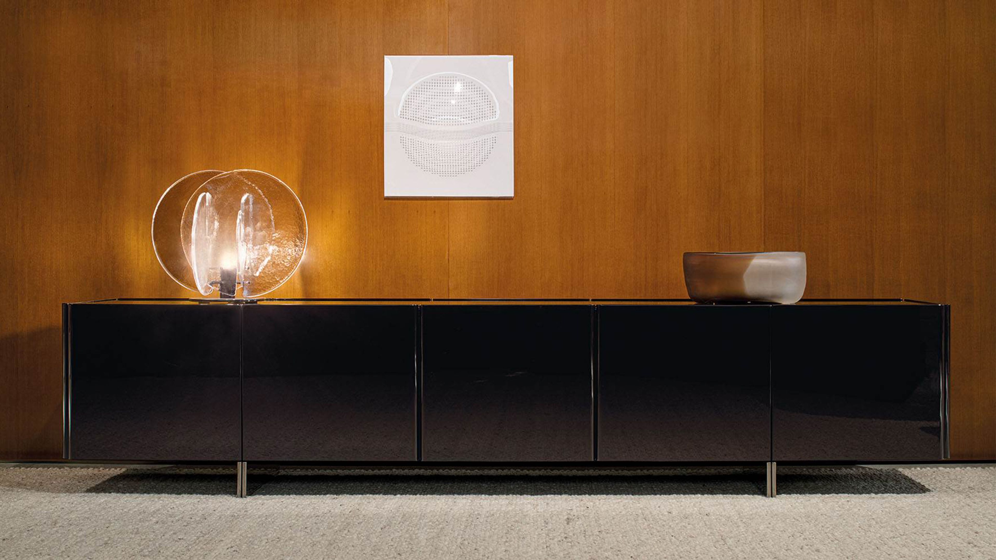 Le buffet géométrique de Minotti, caractérisé par l'alignement de ses pieds sculptés.