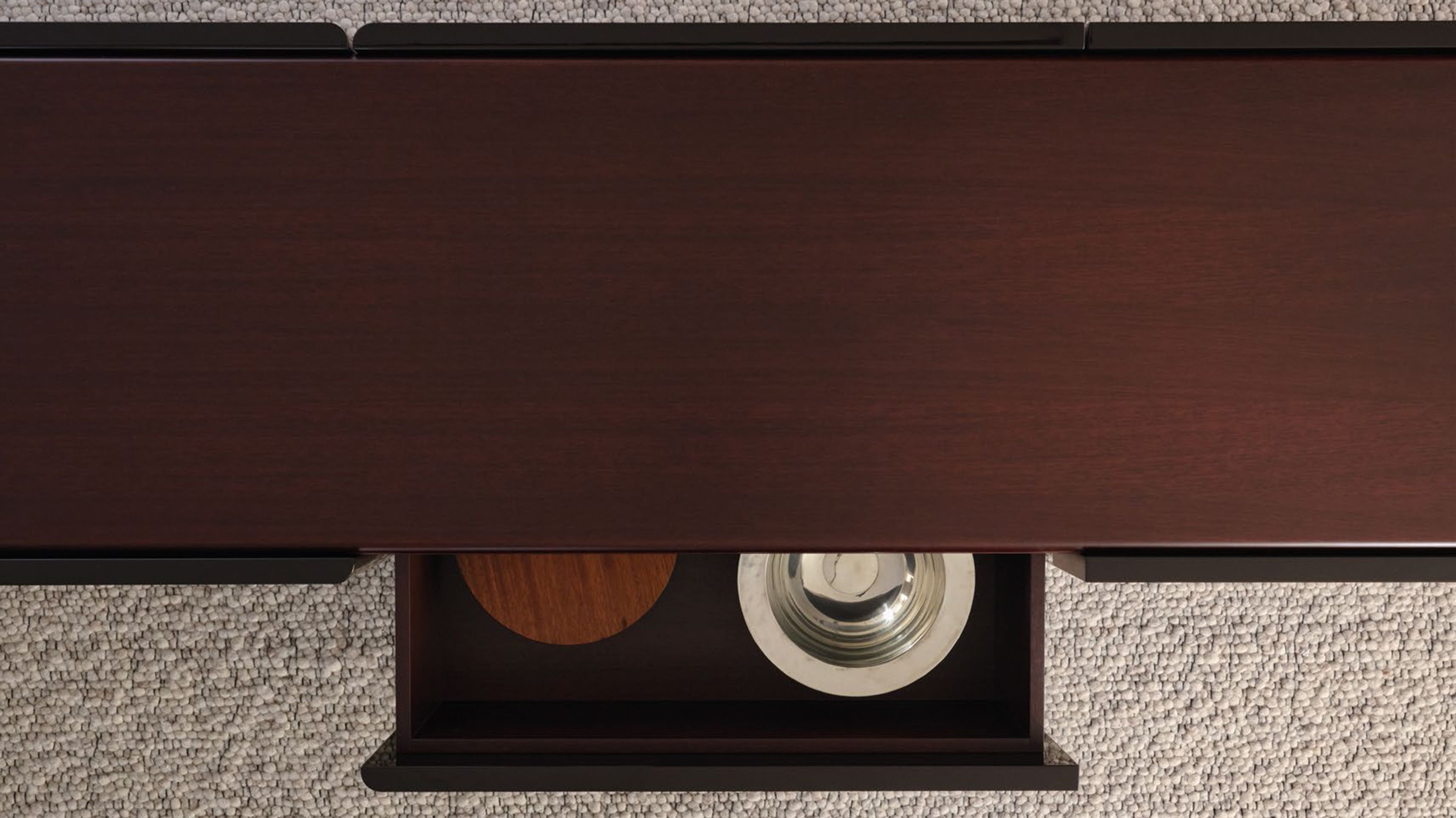 Le buffet géométrique de Minotti, caractérisé par l'alignement de ses pieds sculptés.