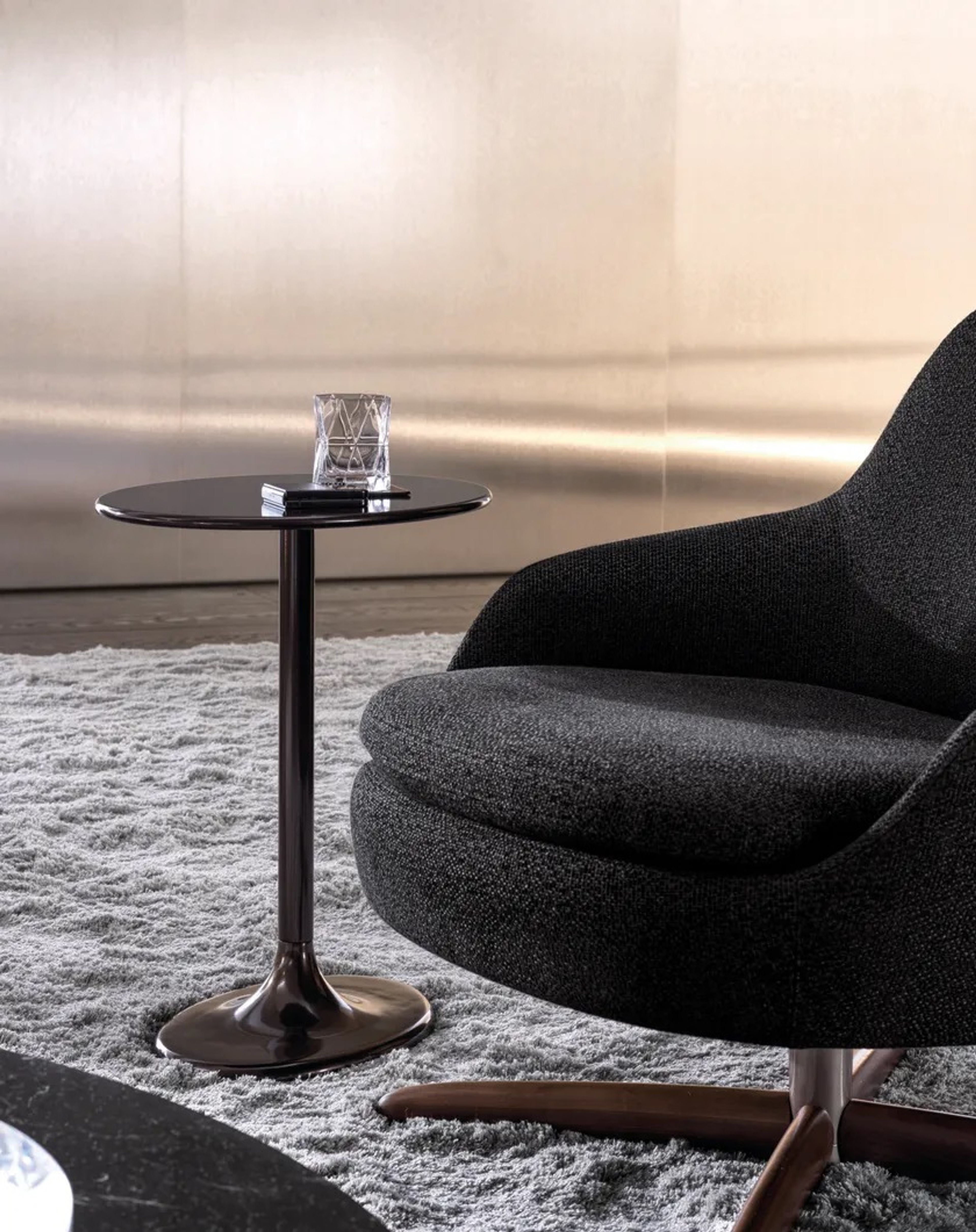 La table basse Minotti à plateau ovale.