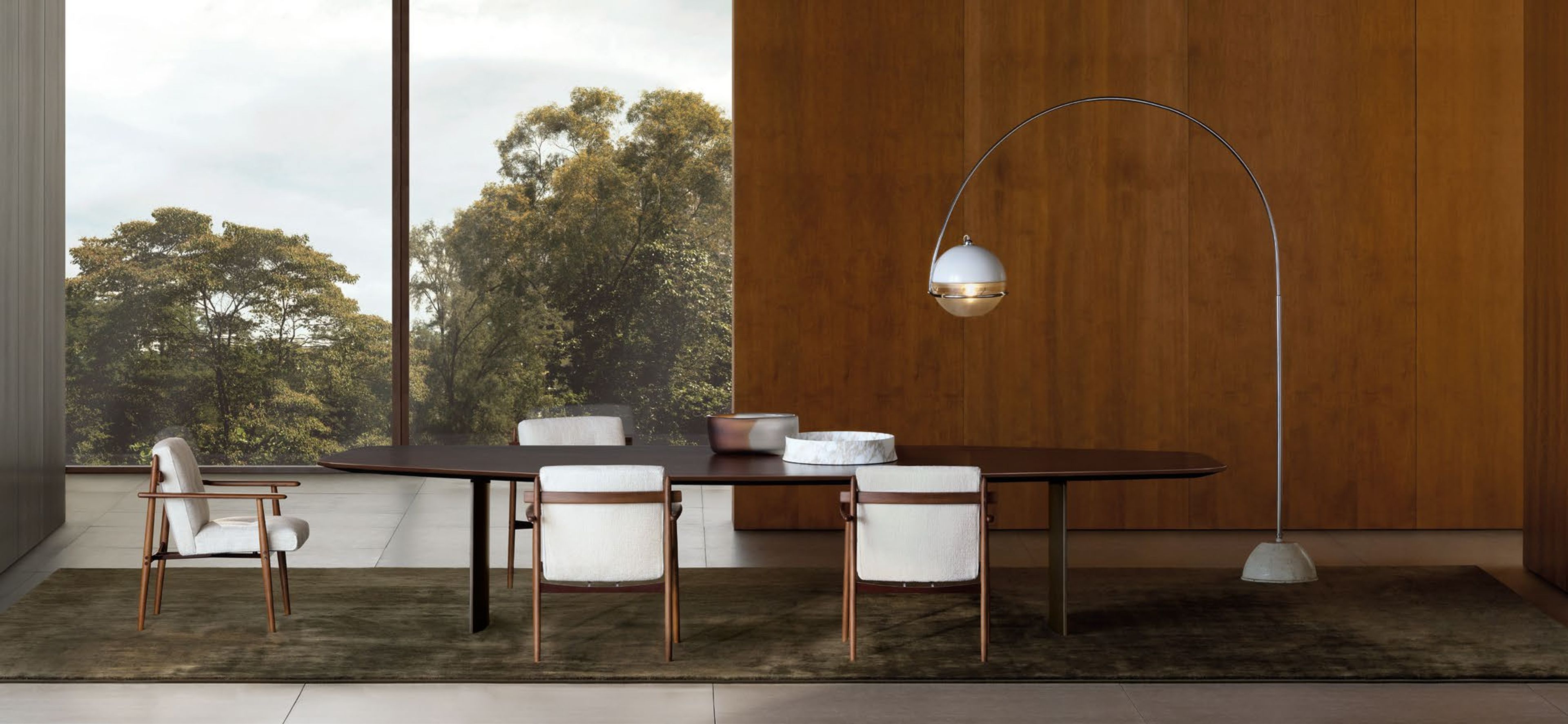 Une chaise de salle à manger élégante où le cuir, le bois et le métal se marient harmonieusement.