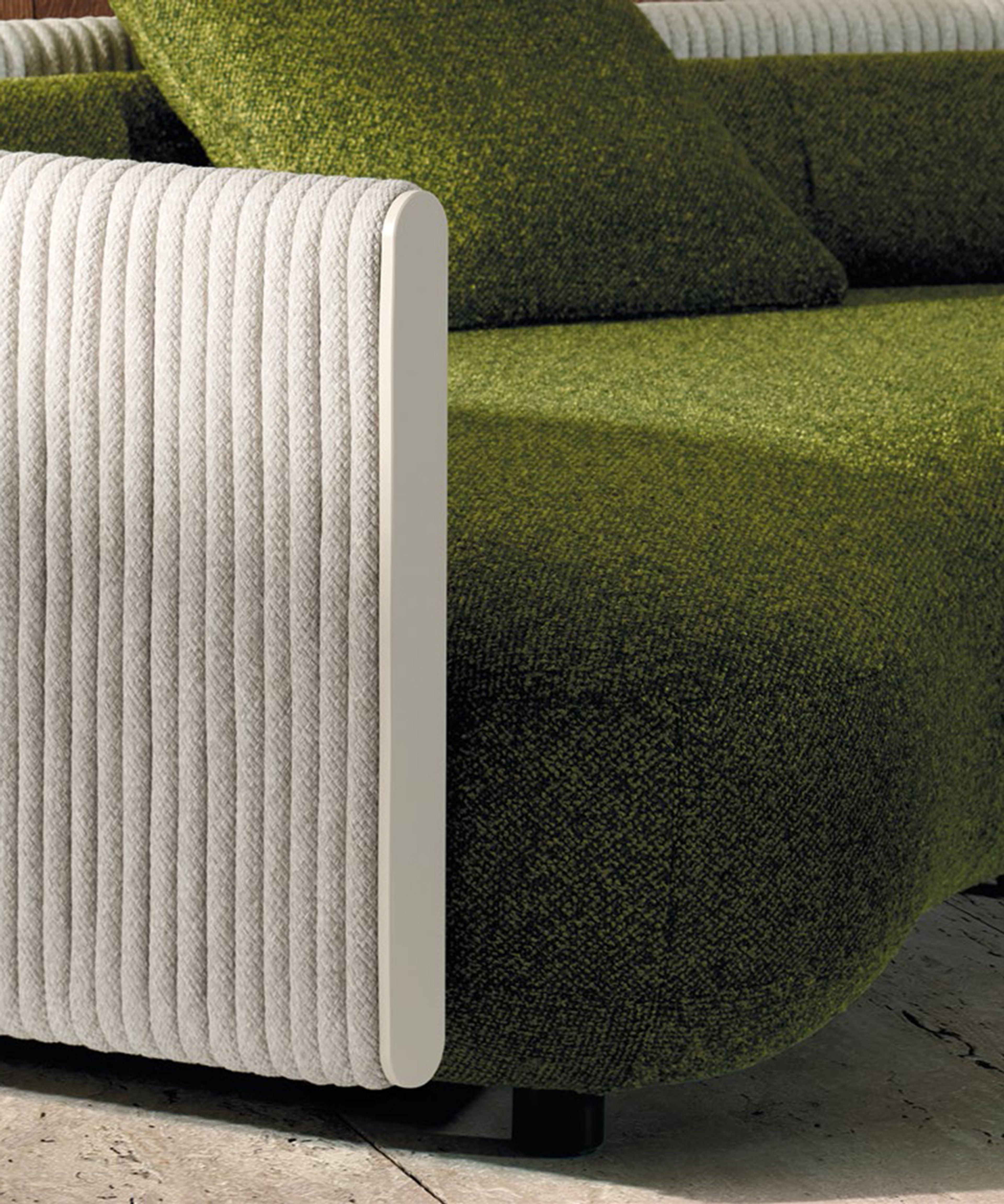 Caractérisé par des volumes organiques et des lignes sinueuses, Bézier Cord Outdoor de Minotti.