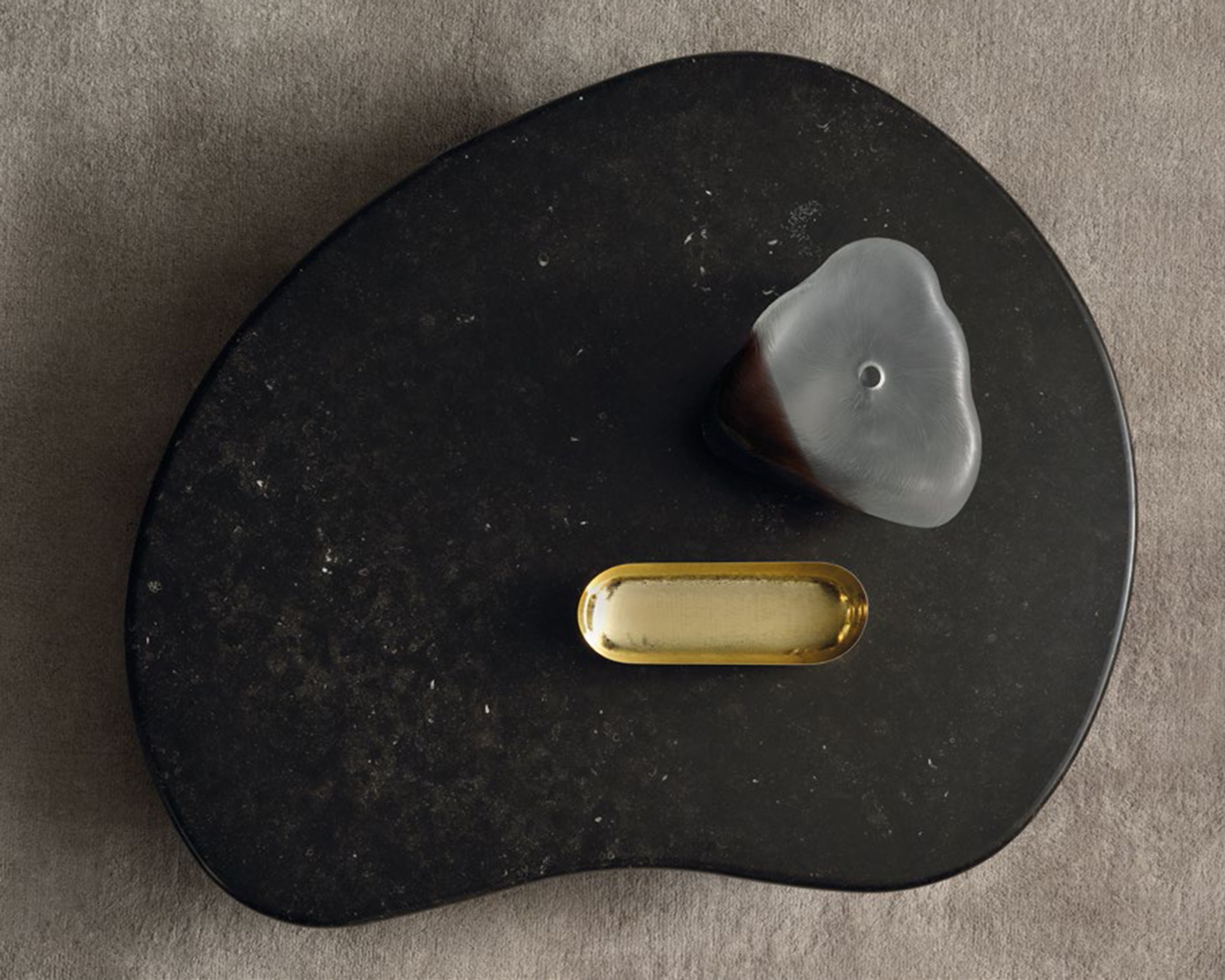 Une table basse sculpturale aux formes organiques signée Minotti.