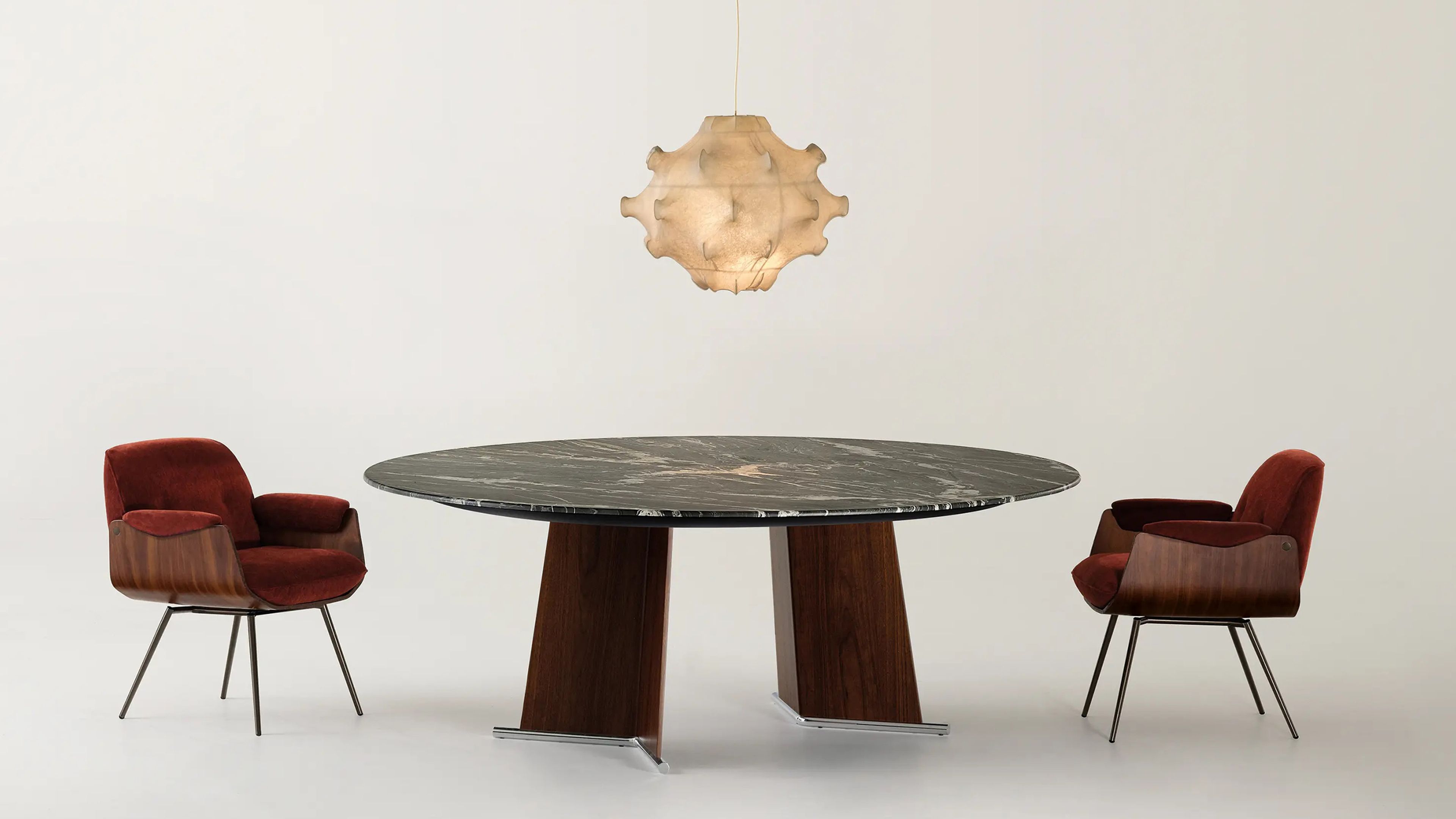 Une table à manger Minotti au style résolument moderniste.
