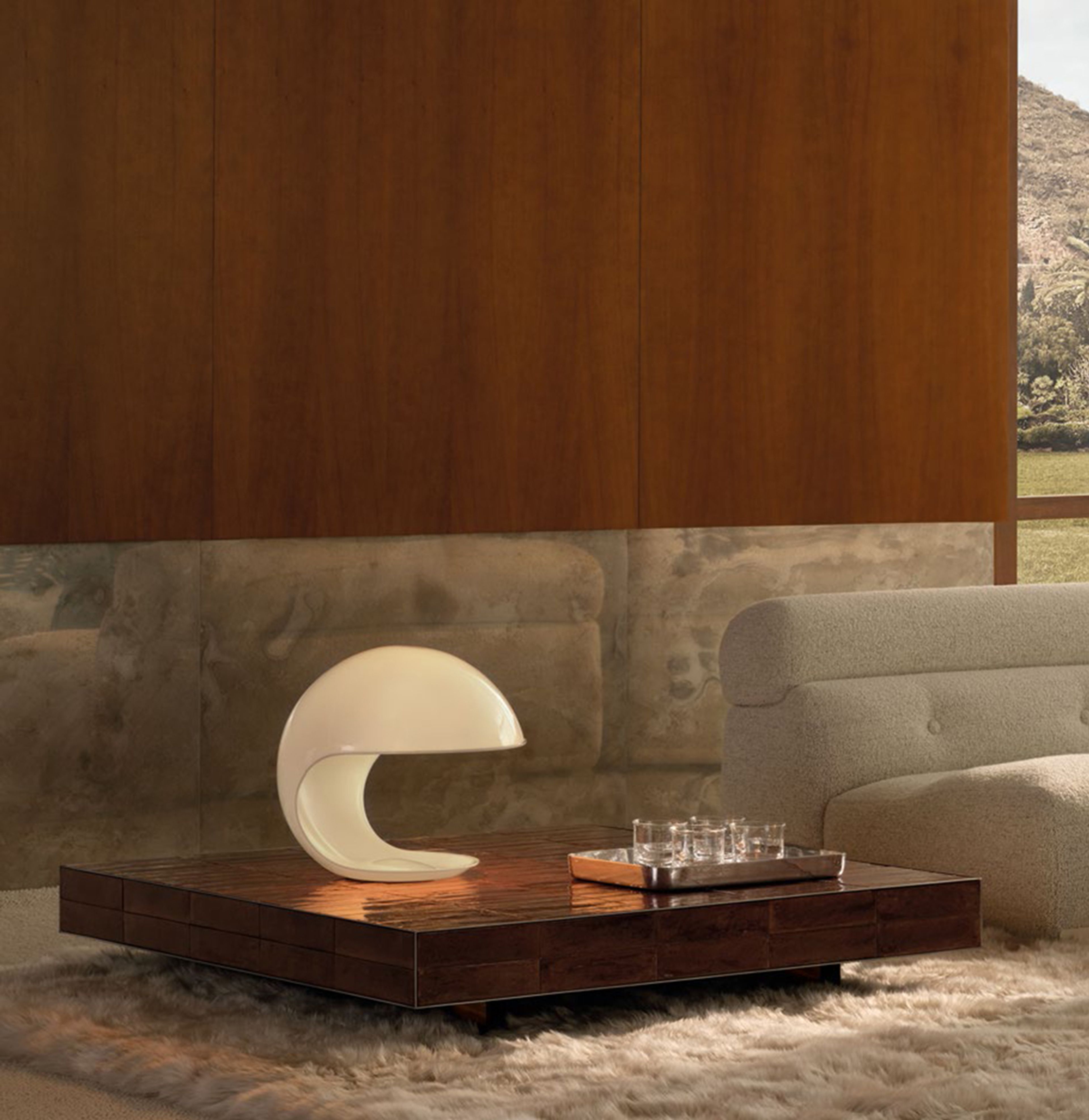 Une table basse compacte en céramique de la collection Andrée de Minotti.