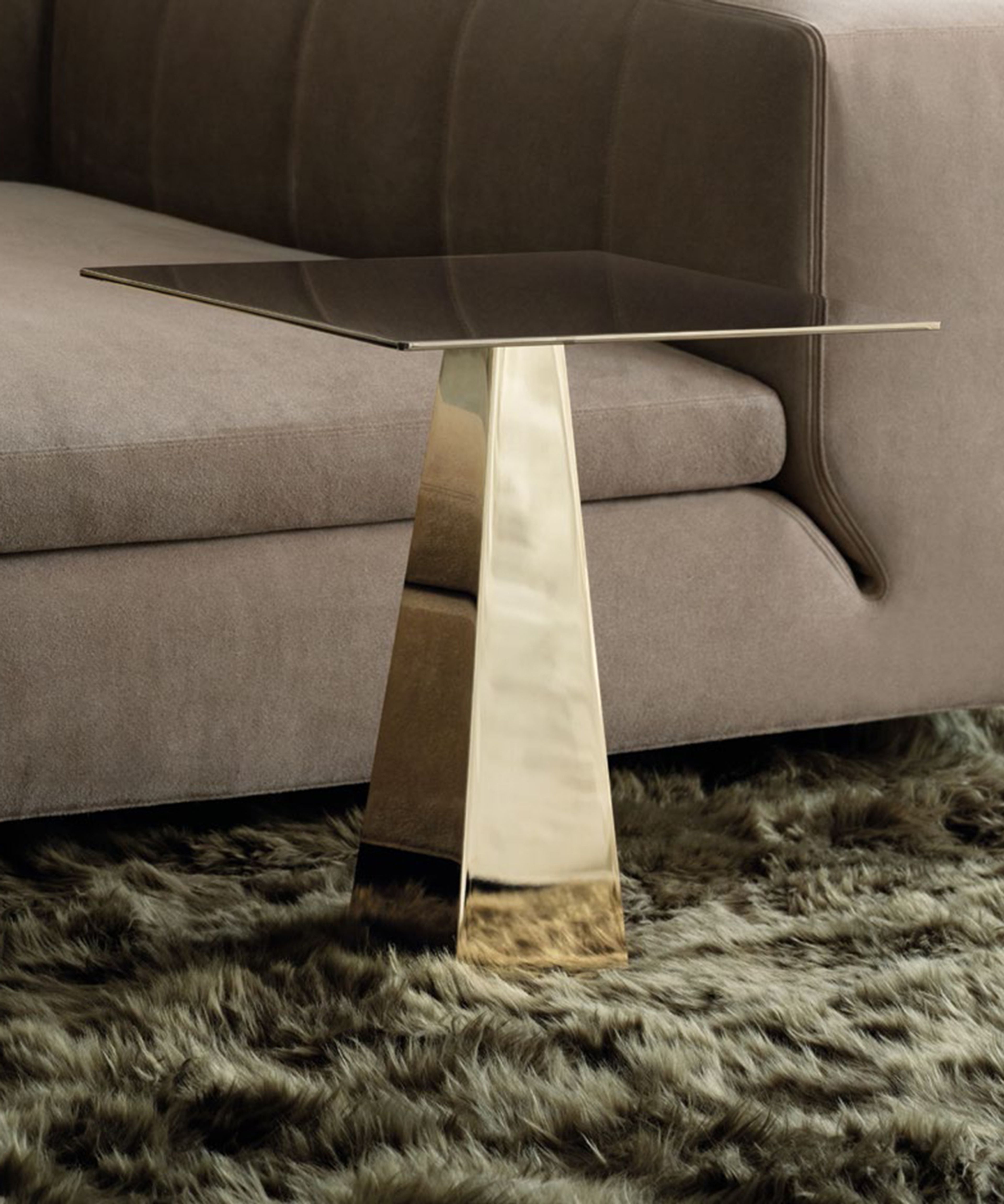 Table basse Minotti en forme de pyramide.