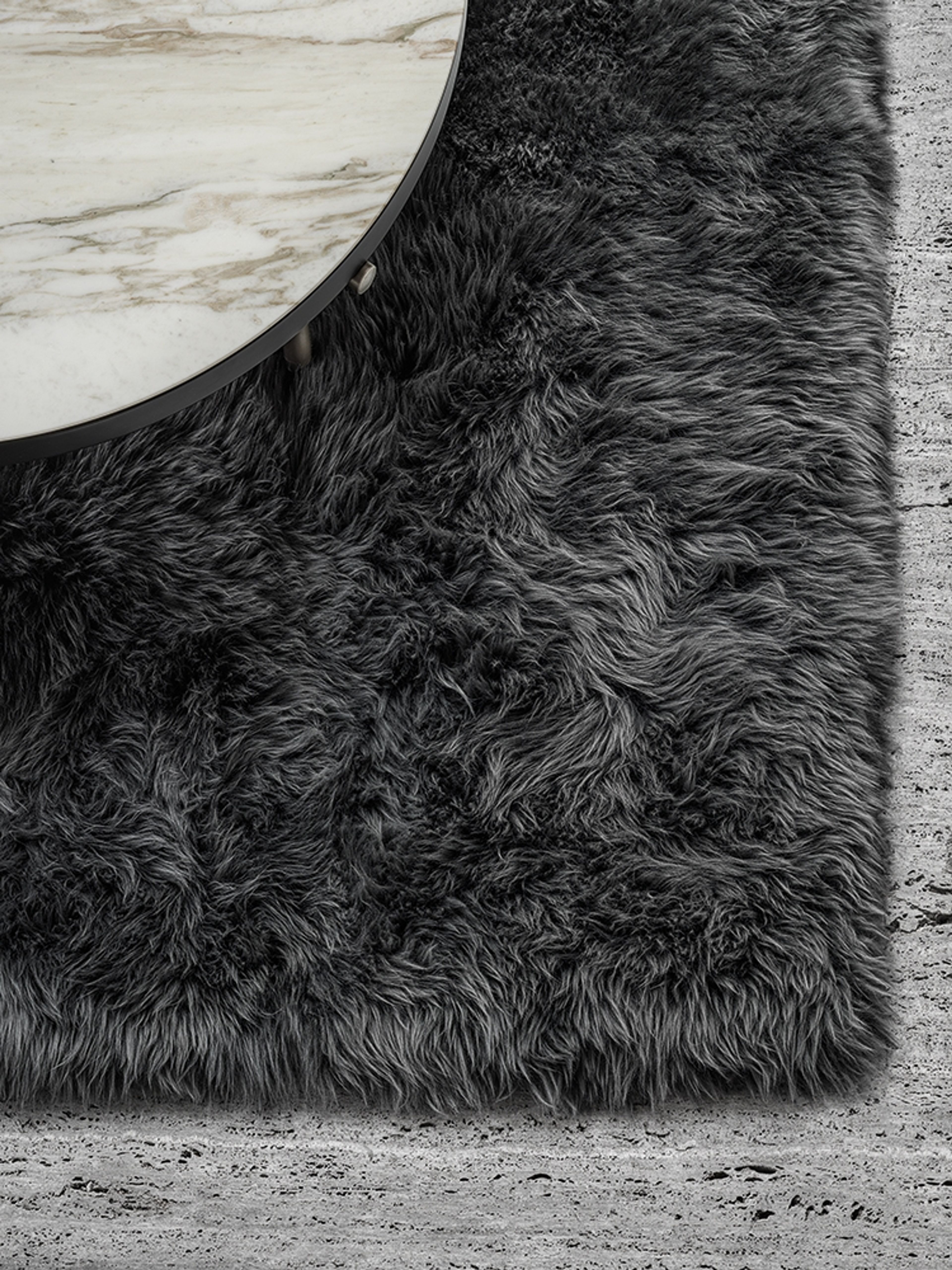 Le tapis Alps de Minotti, composé de peaux de mouton assemblées.