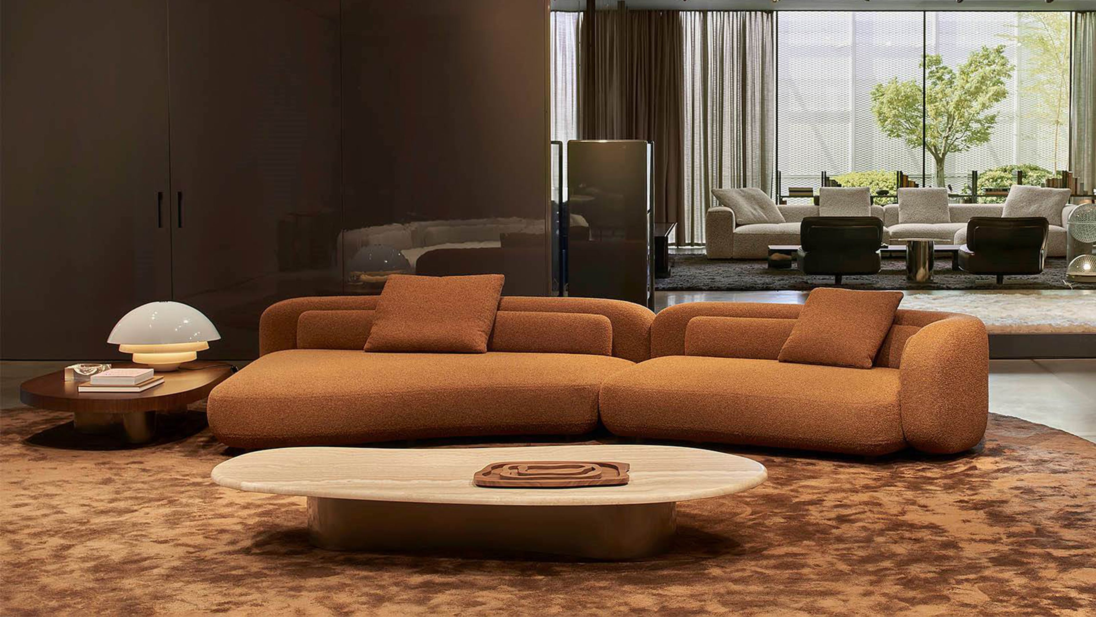 Canapé Minotti blanc aux formes organiques.
