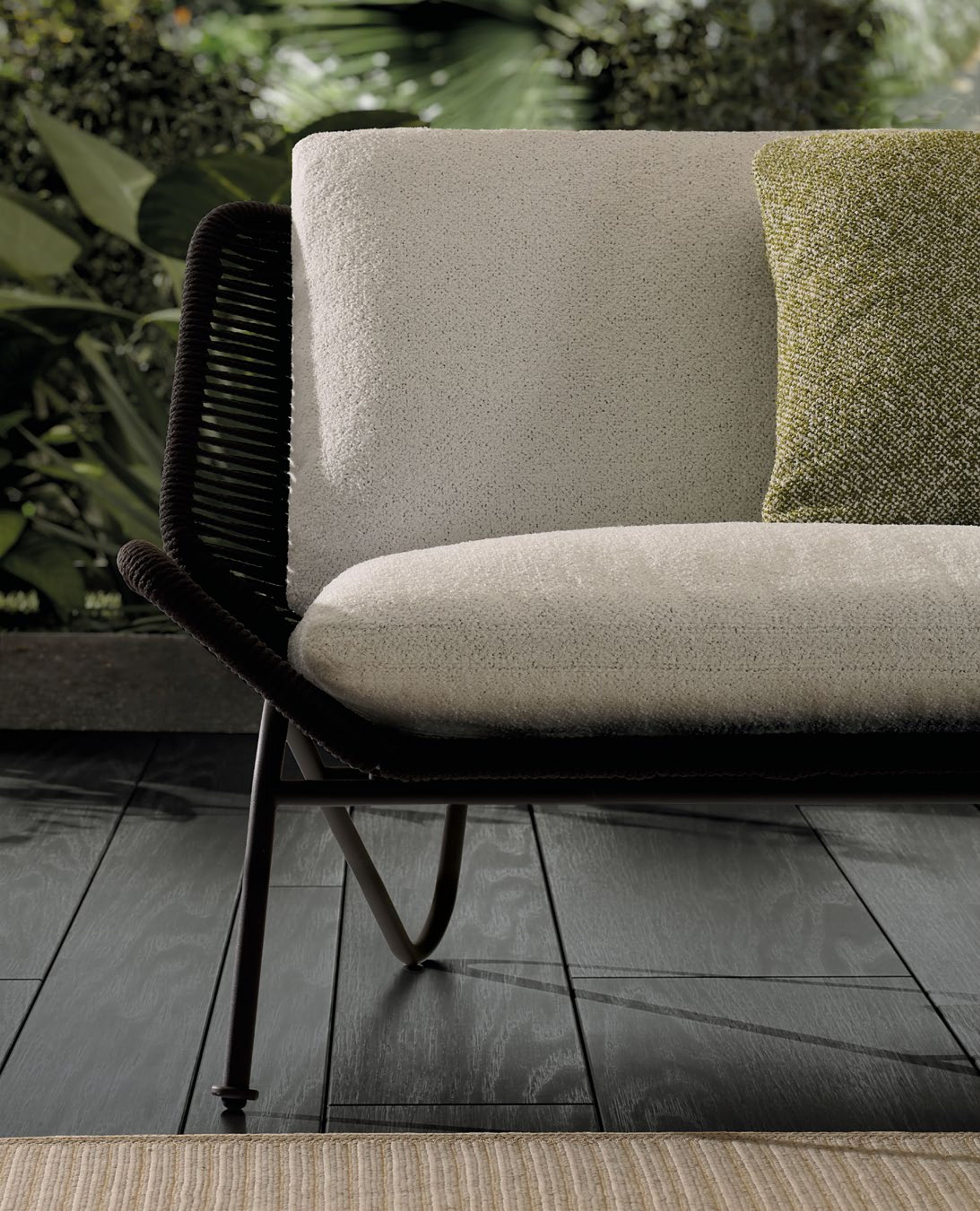 Structure tubulaire fine et base continue définissent Emmi Cord Outdoor.