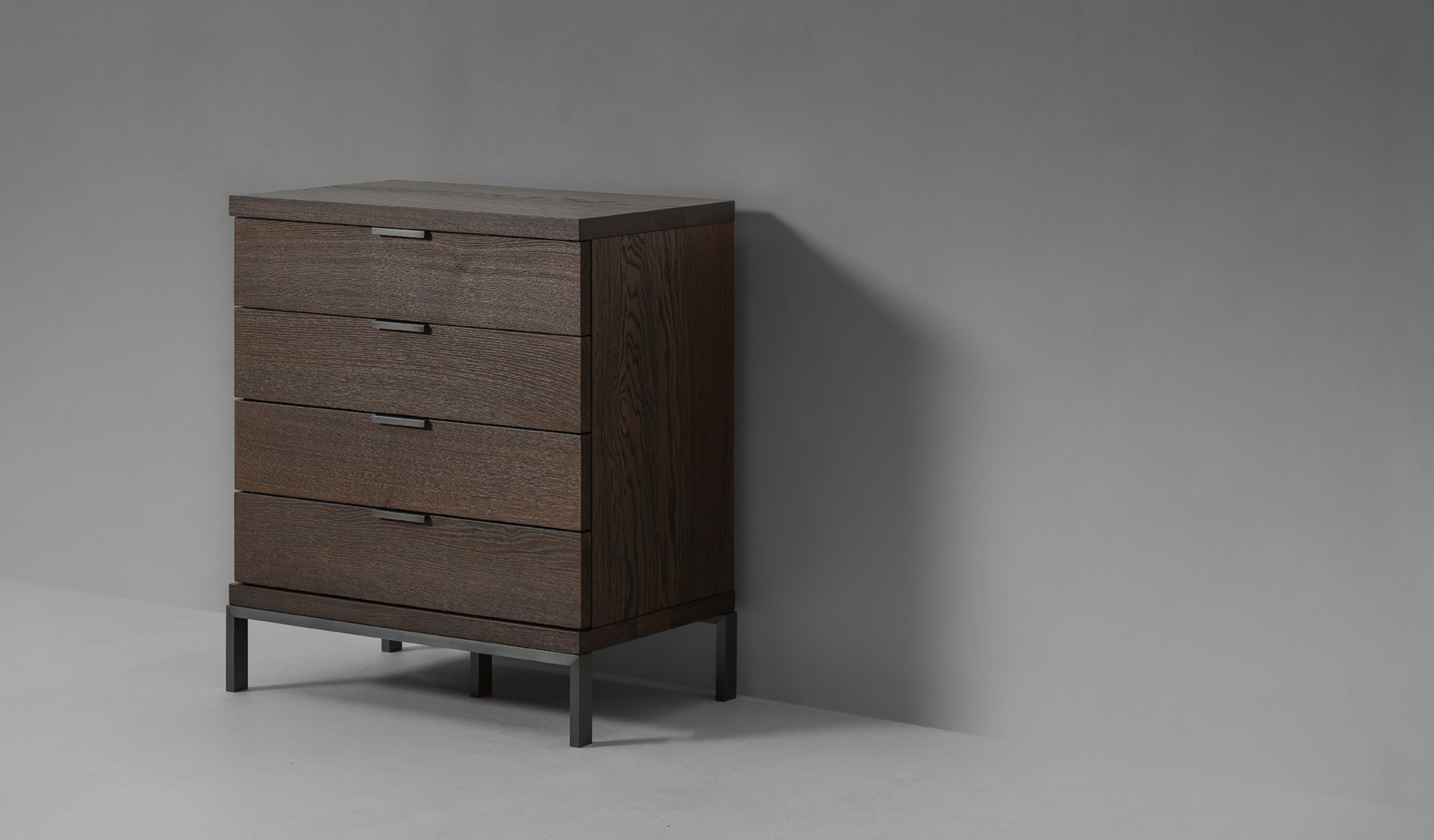 Commode en chêne massif ou en noyer signée Marlieke Van Rossum.