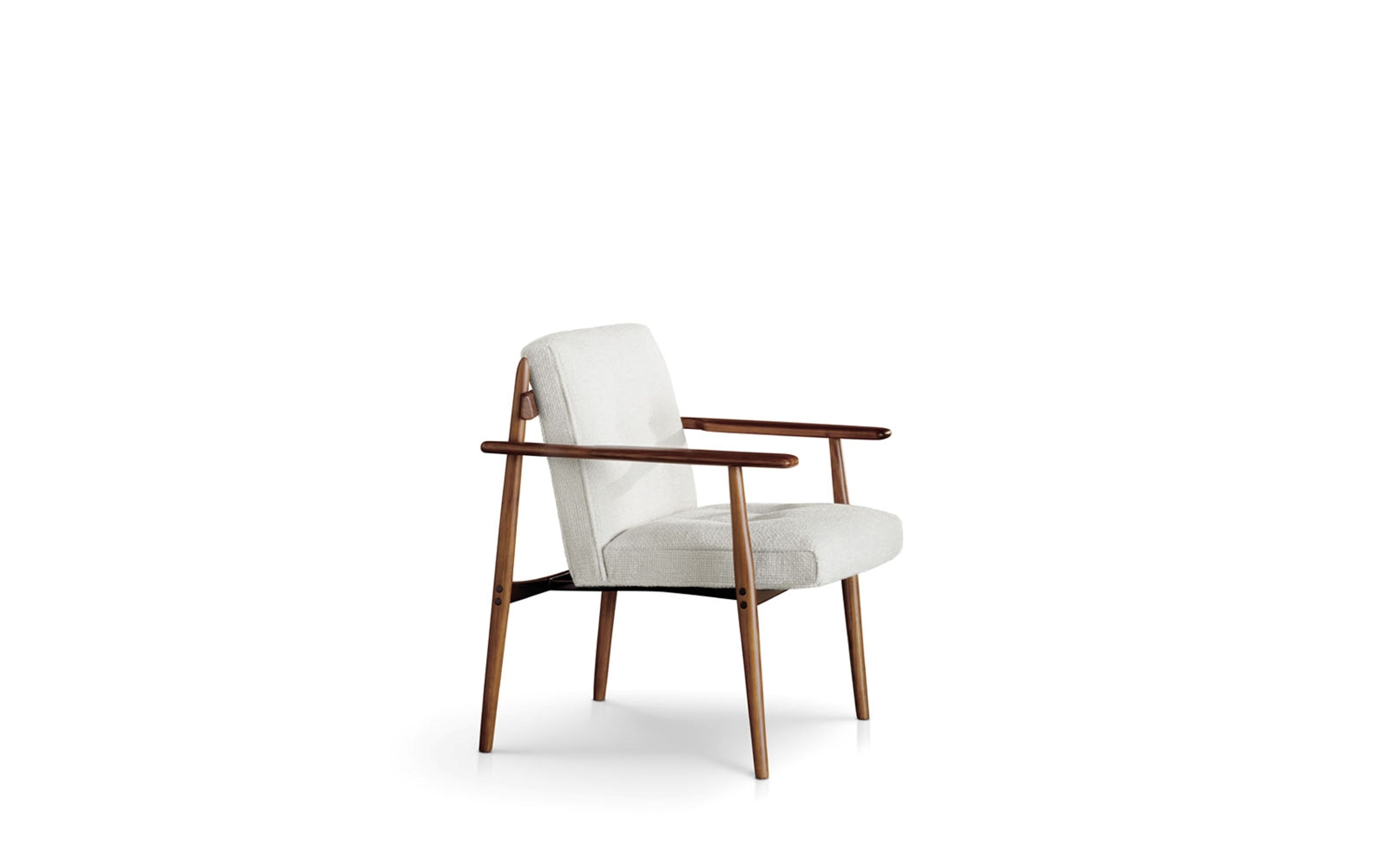 Une chaise de salle à manger élégante où le cuir, le bois et le métal se marient harmonieusement.