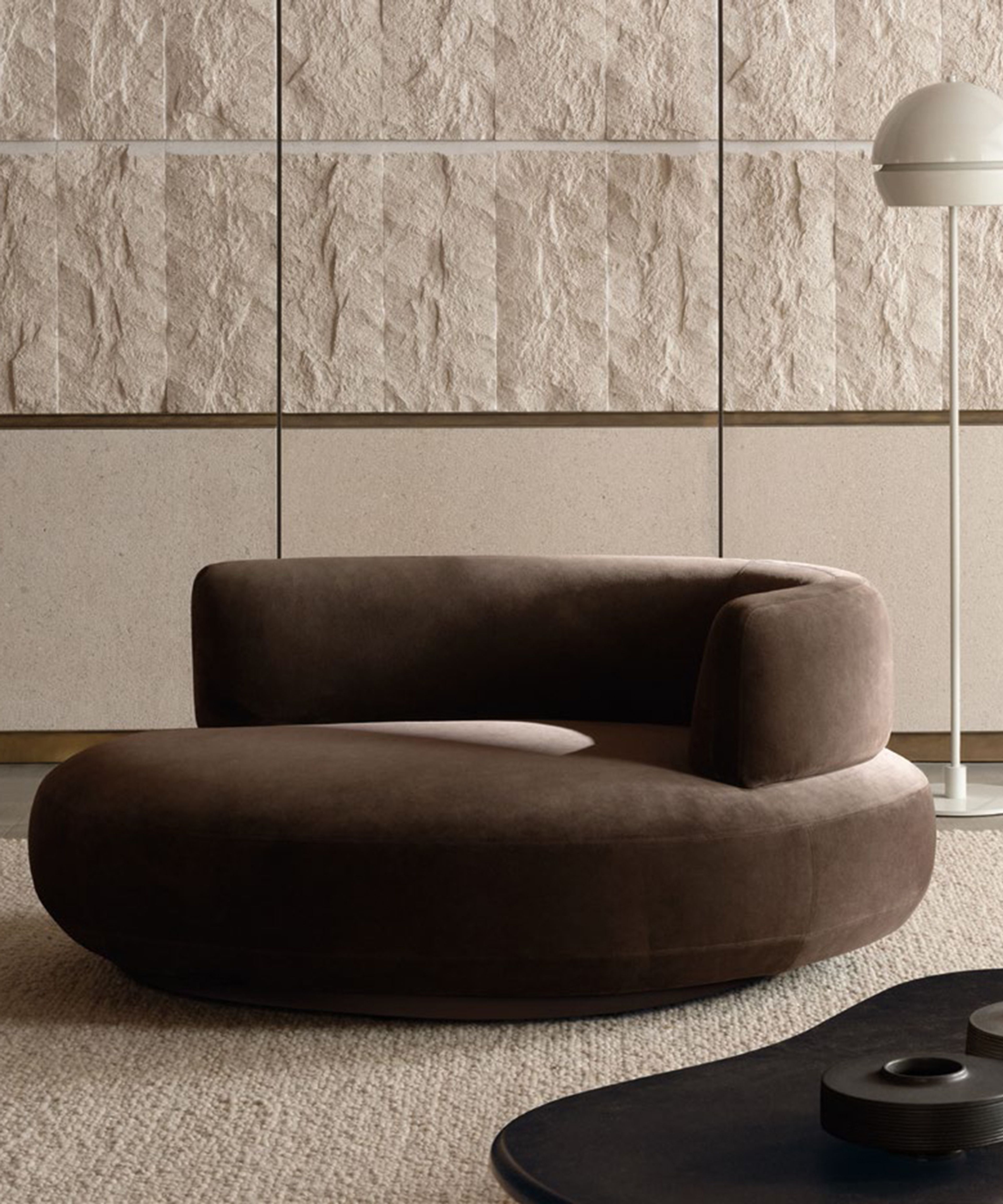 Un fauteuil sculptural aux formes organiques fluides, signé Minotti.