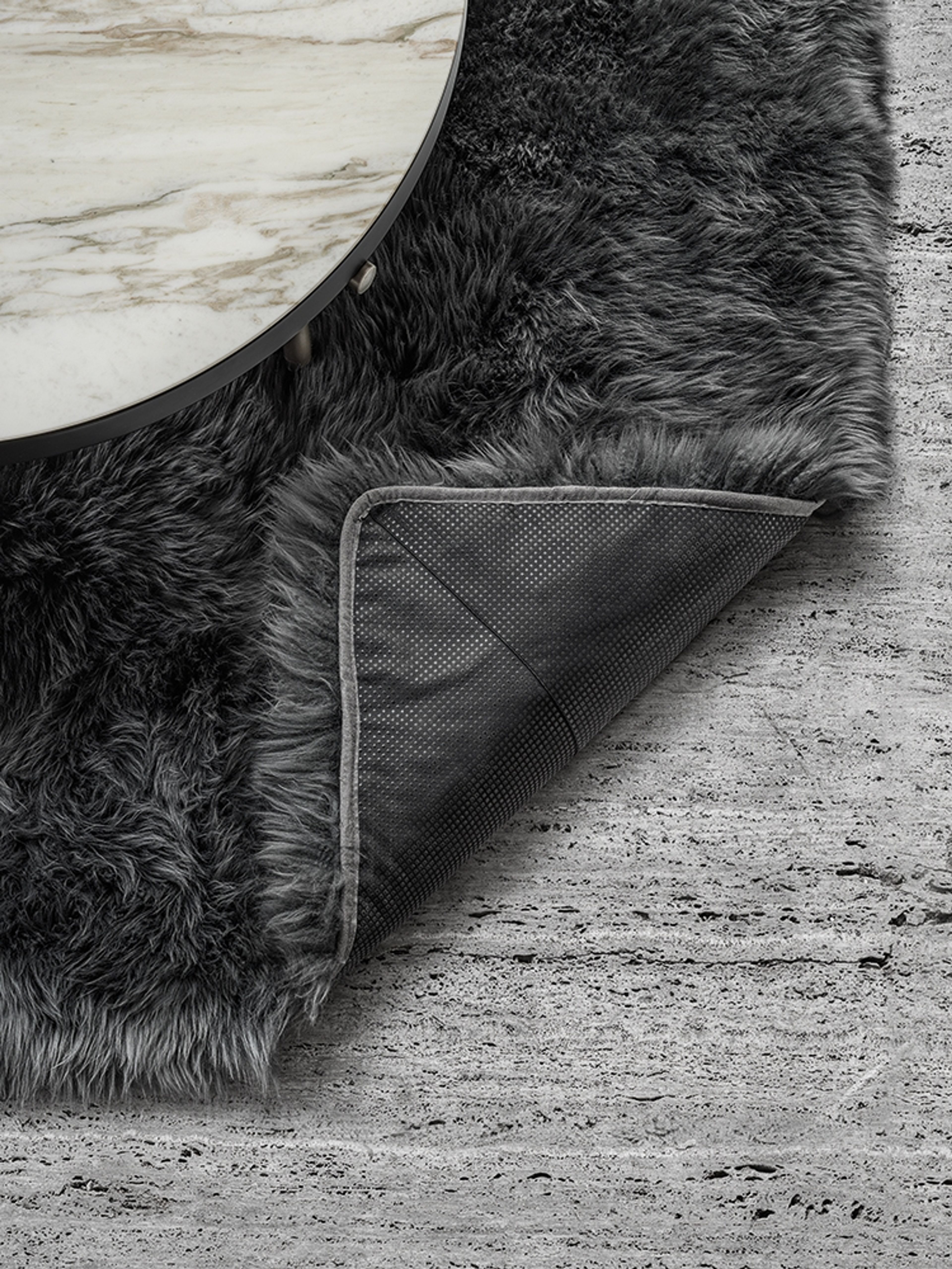 Le tapis Alps de Minotti, composé de peaux de mouton assemblées.