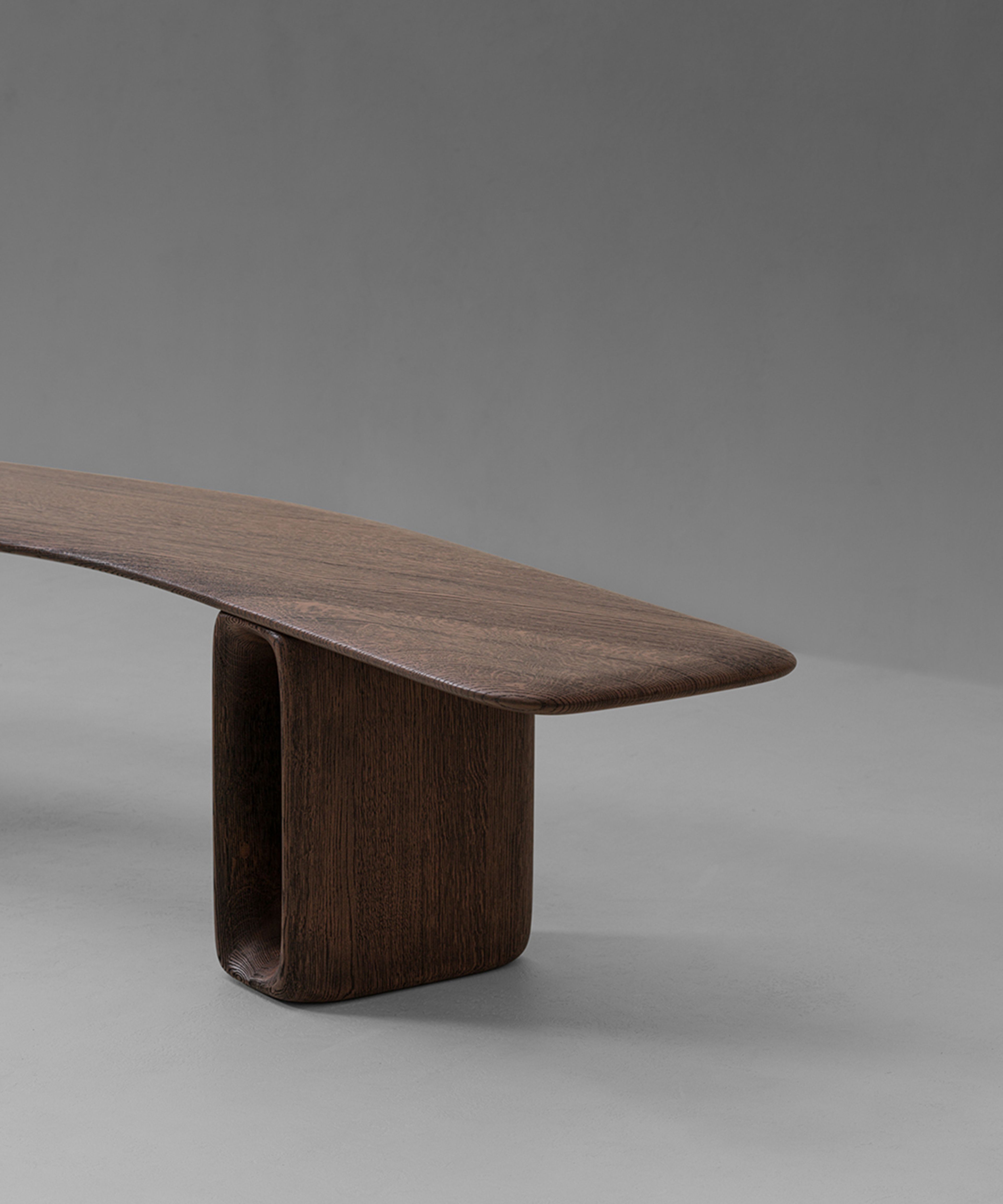 Un banc de Van Rossum avec une assise saillante et une étagère aux formes organiques.