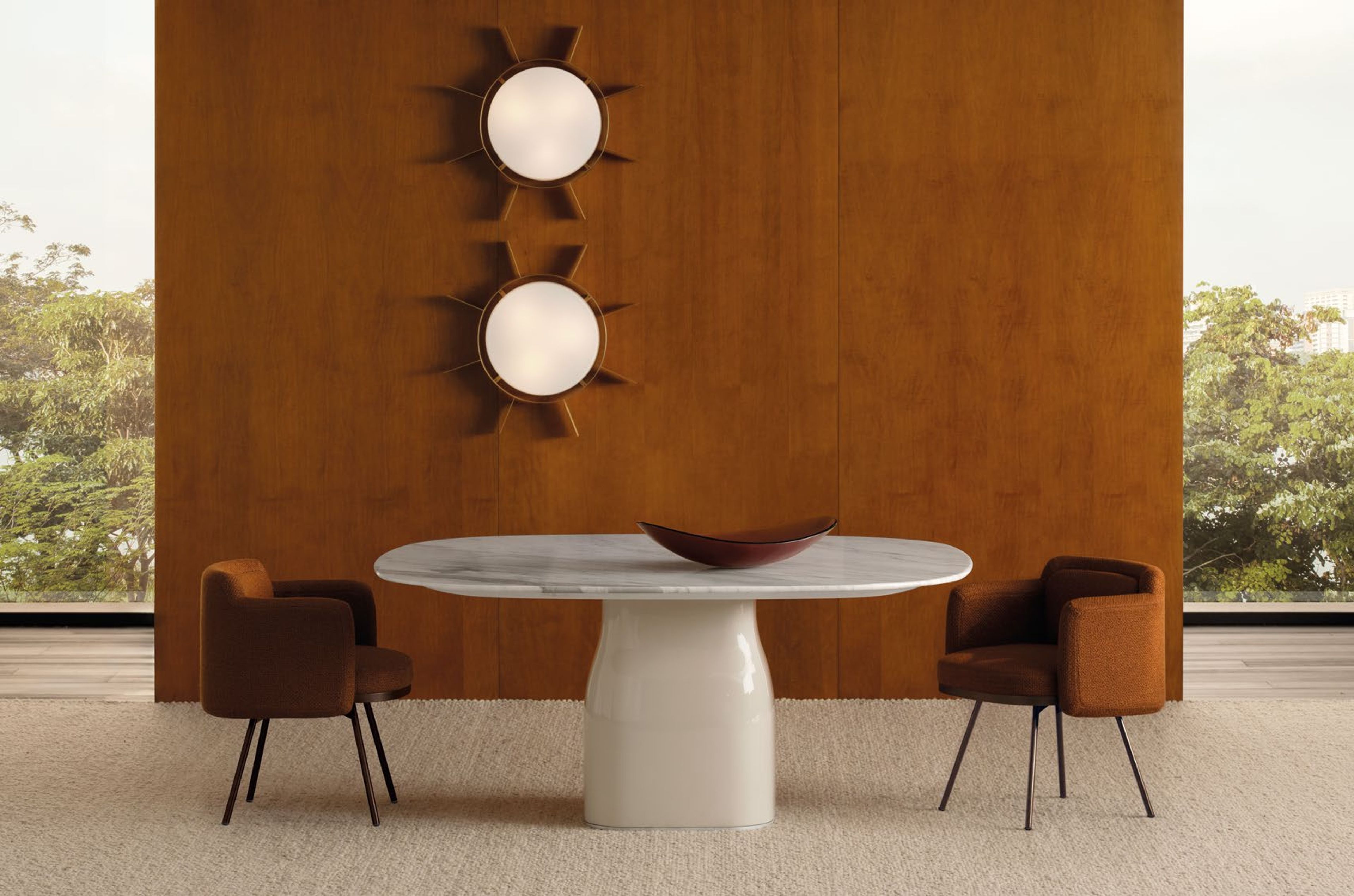 Le petit fauteuil de Minotti, à la silhouette enveloppante.
