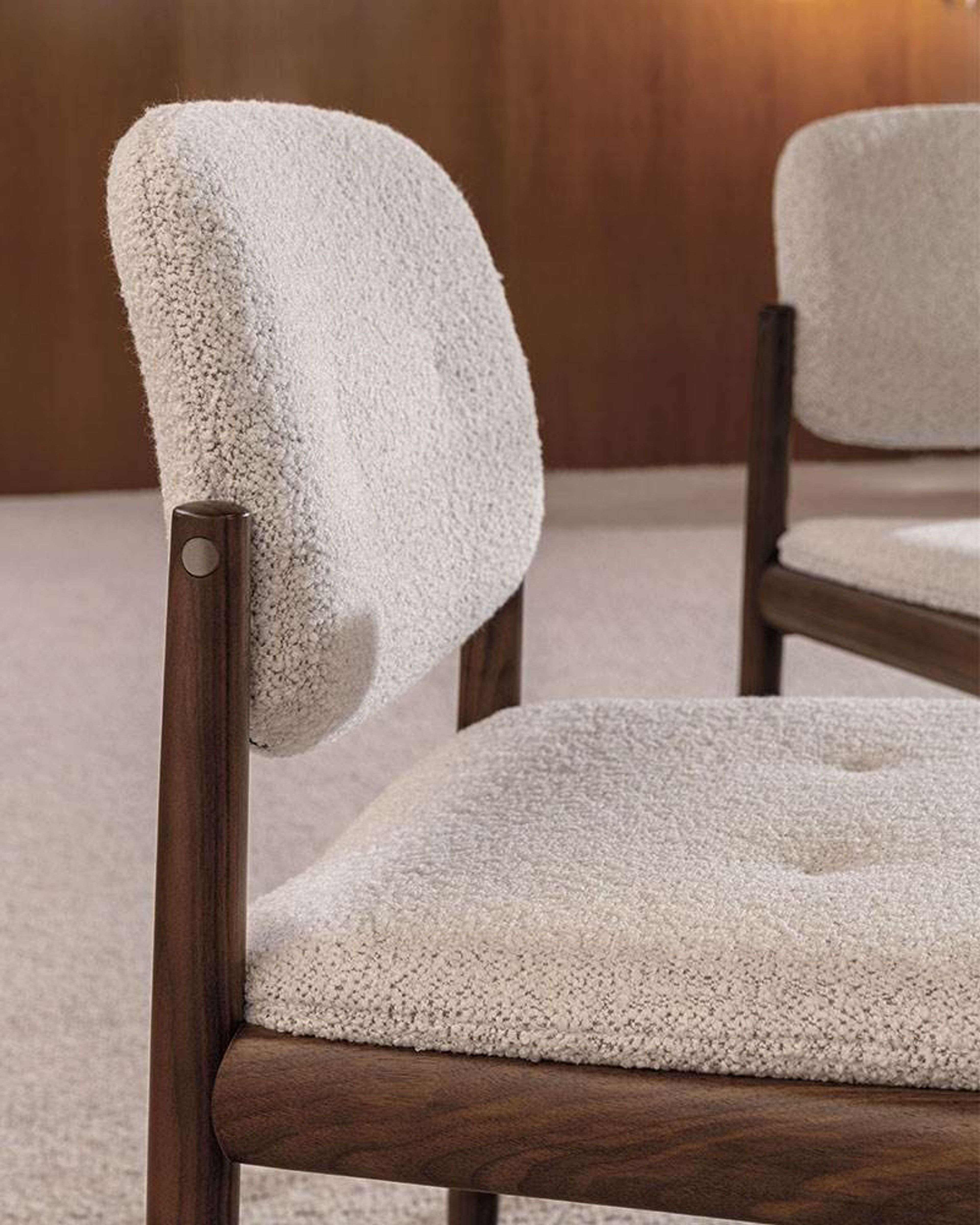 Un petit fauteuil de salle à manger léger et élégant signé Minotti.