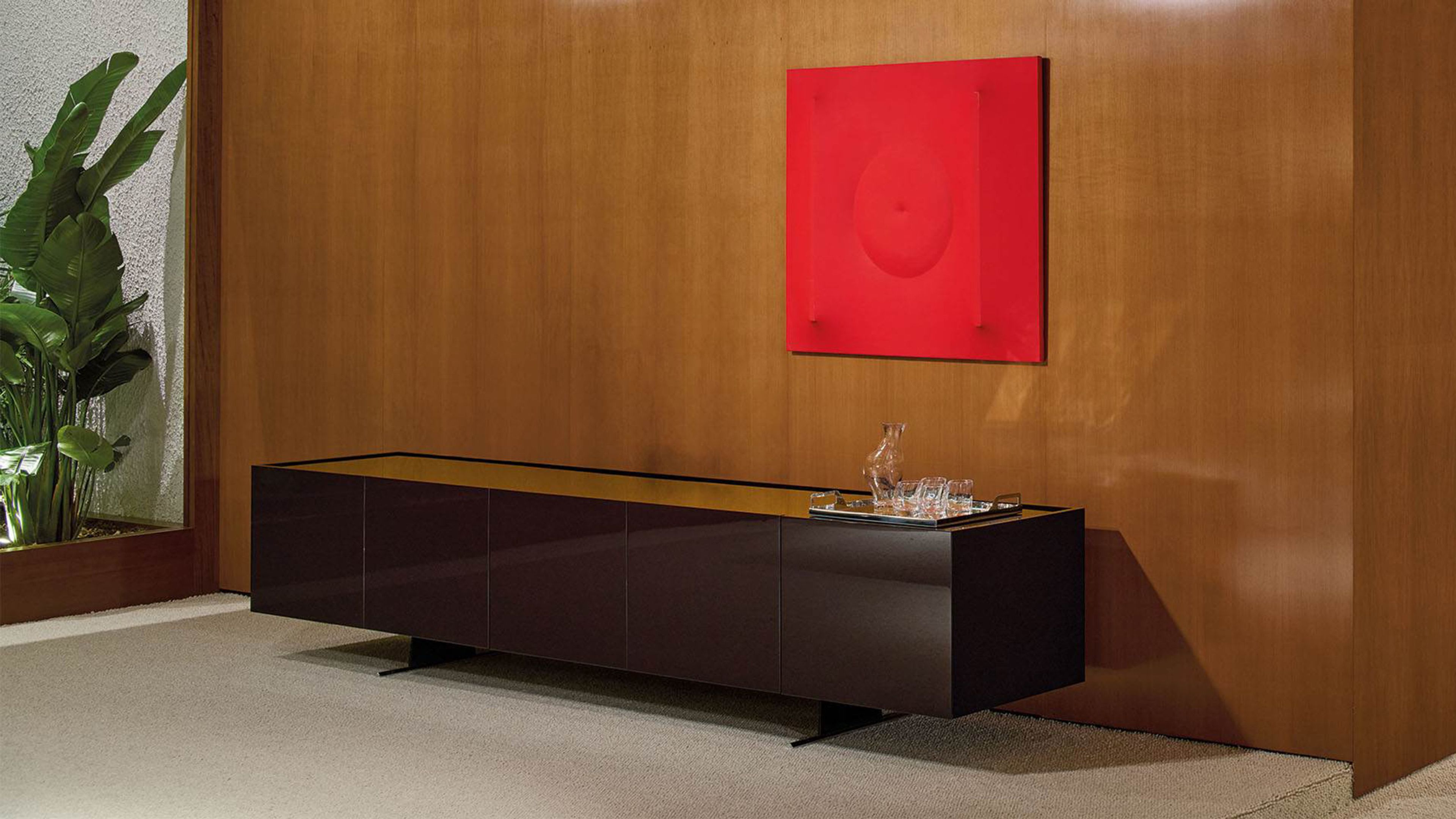 Buffet géométrique et réfléchissant de Minotti.