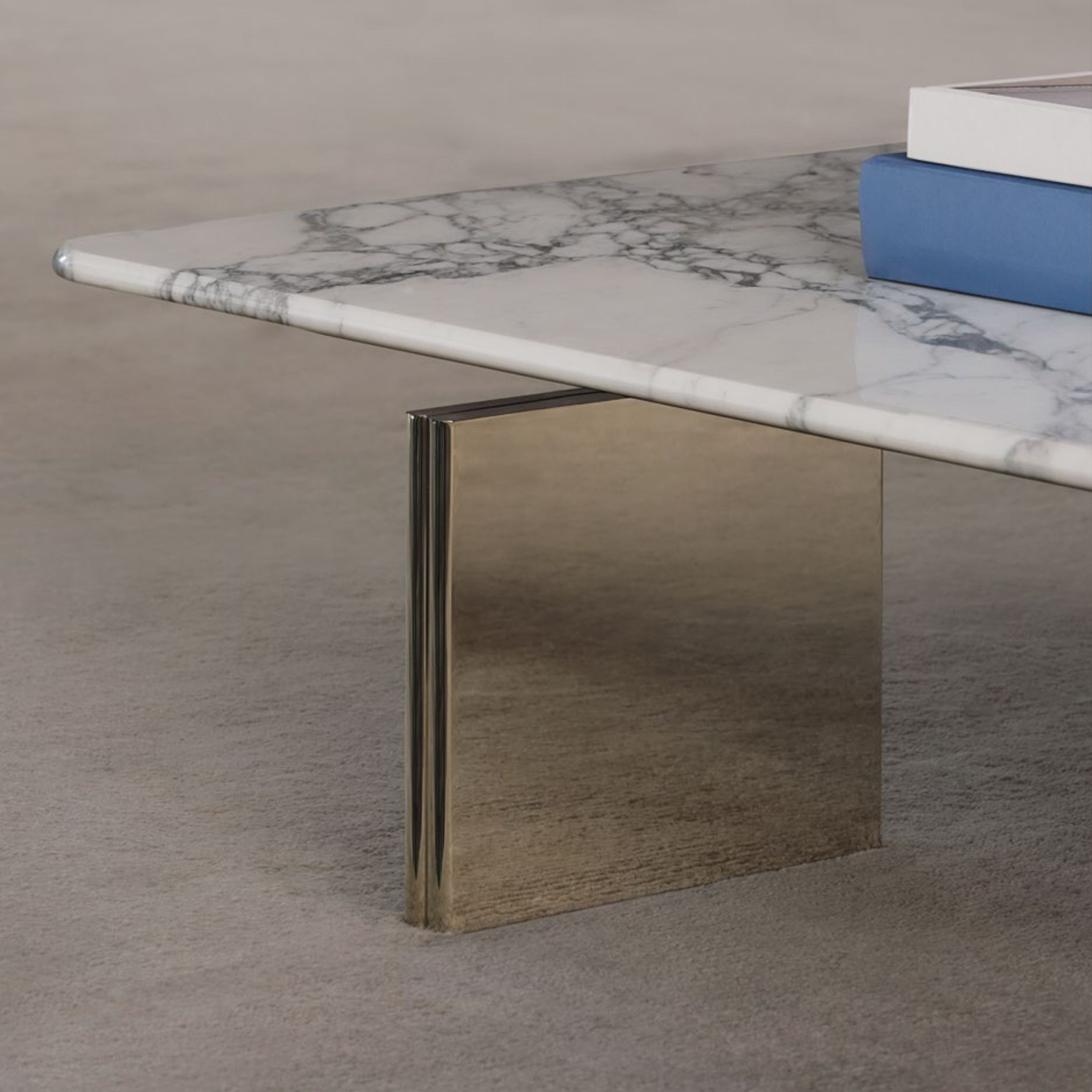 Table basse Minotti avec pieds sculptés à double courbure.