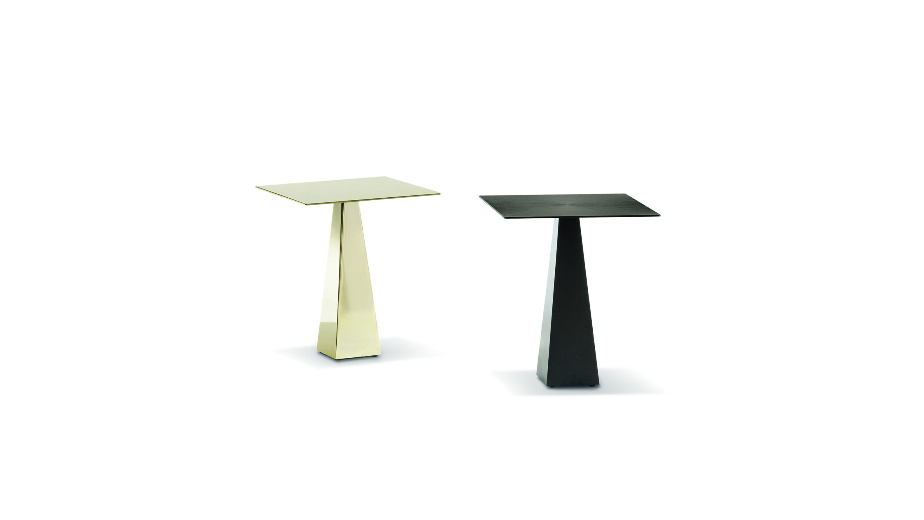 Table basse Minotti en forme de pyramide.