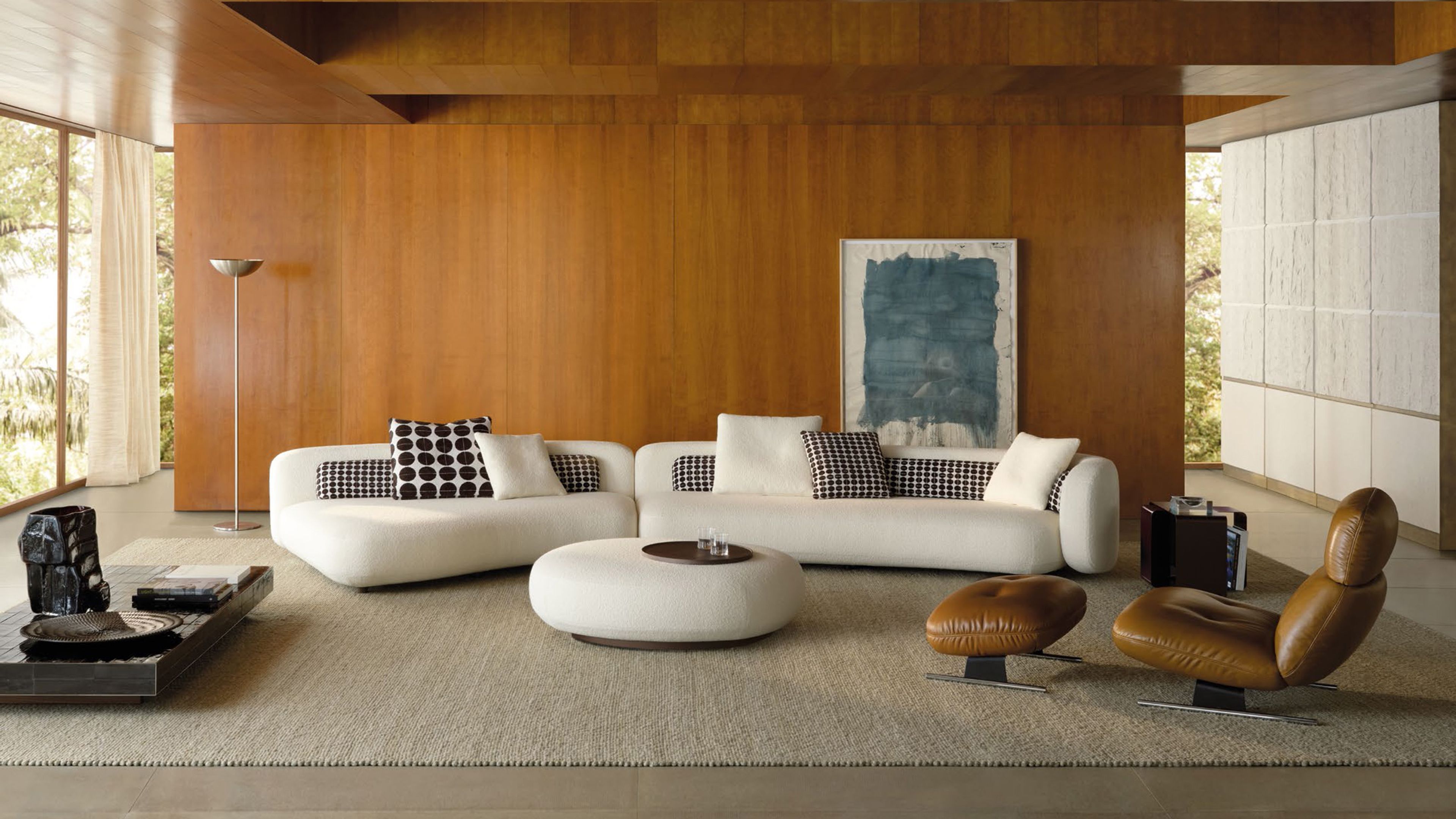 Canapé Minotti blanc aux formes organiques.