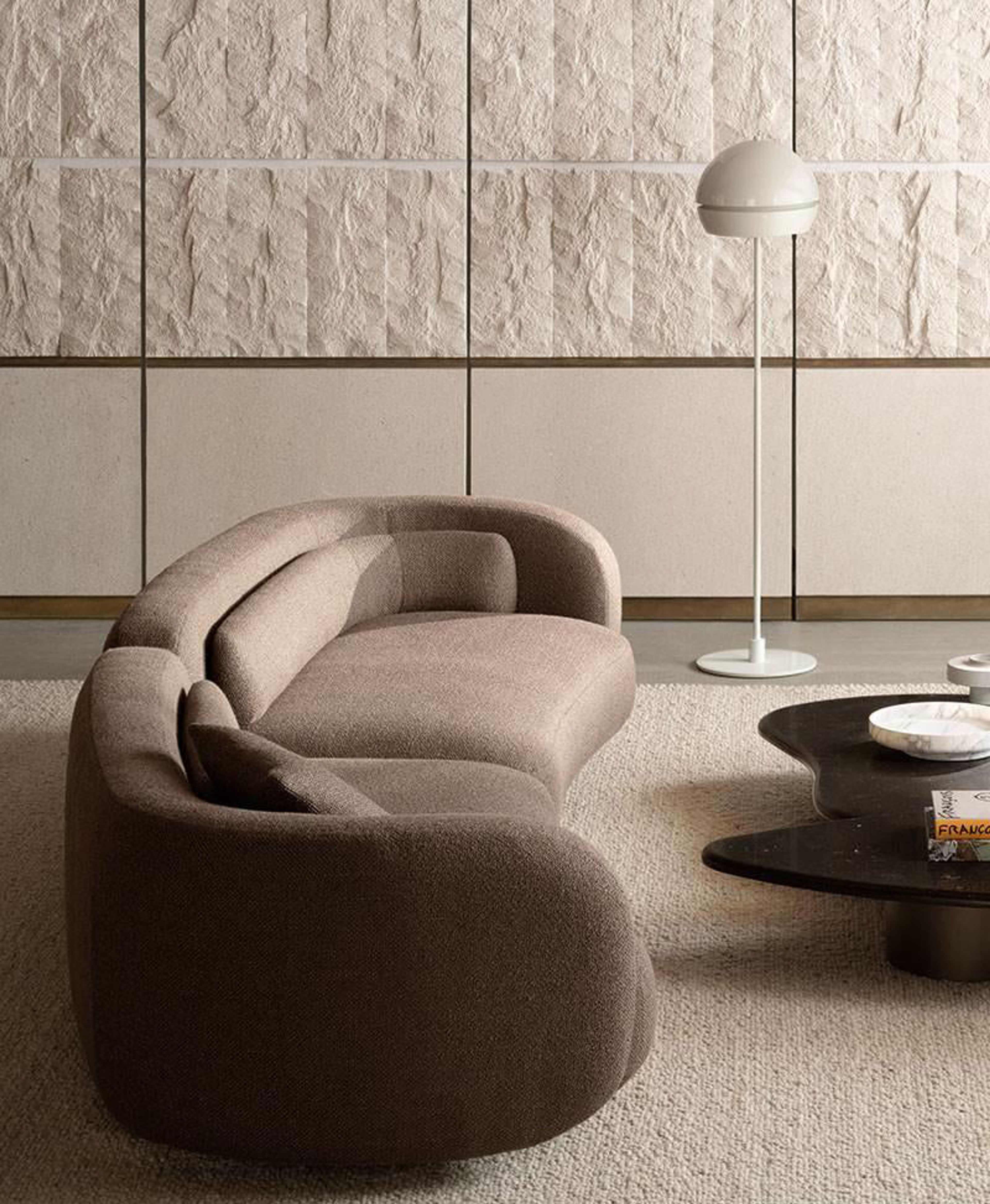 Canapé Minotti blanc aux formes organiques.