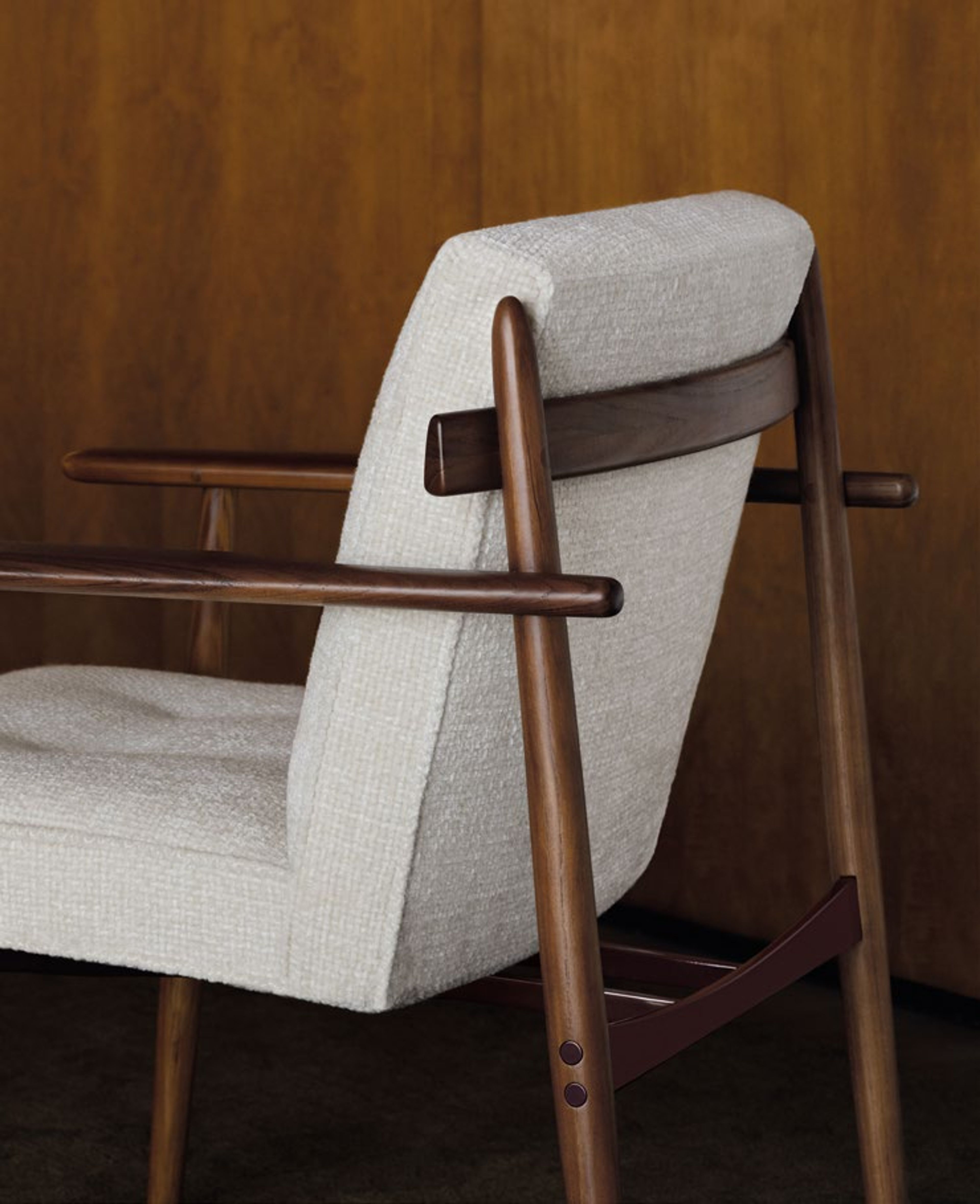 Une chaise de salle à manger élégante où le cuir, le bois et le métal se marient harmonieusement.