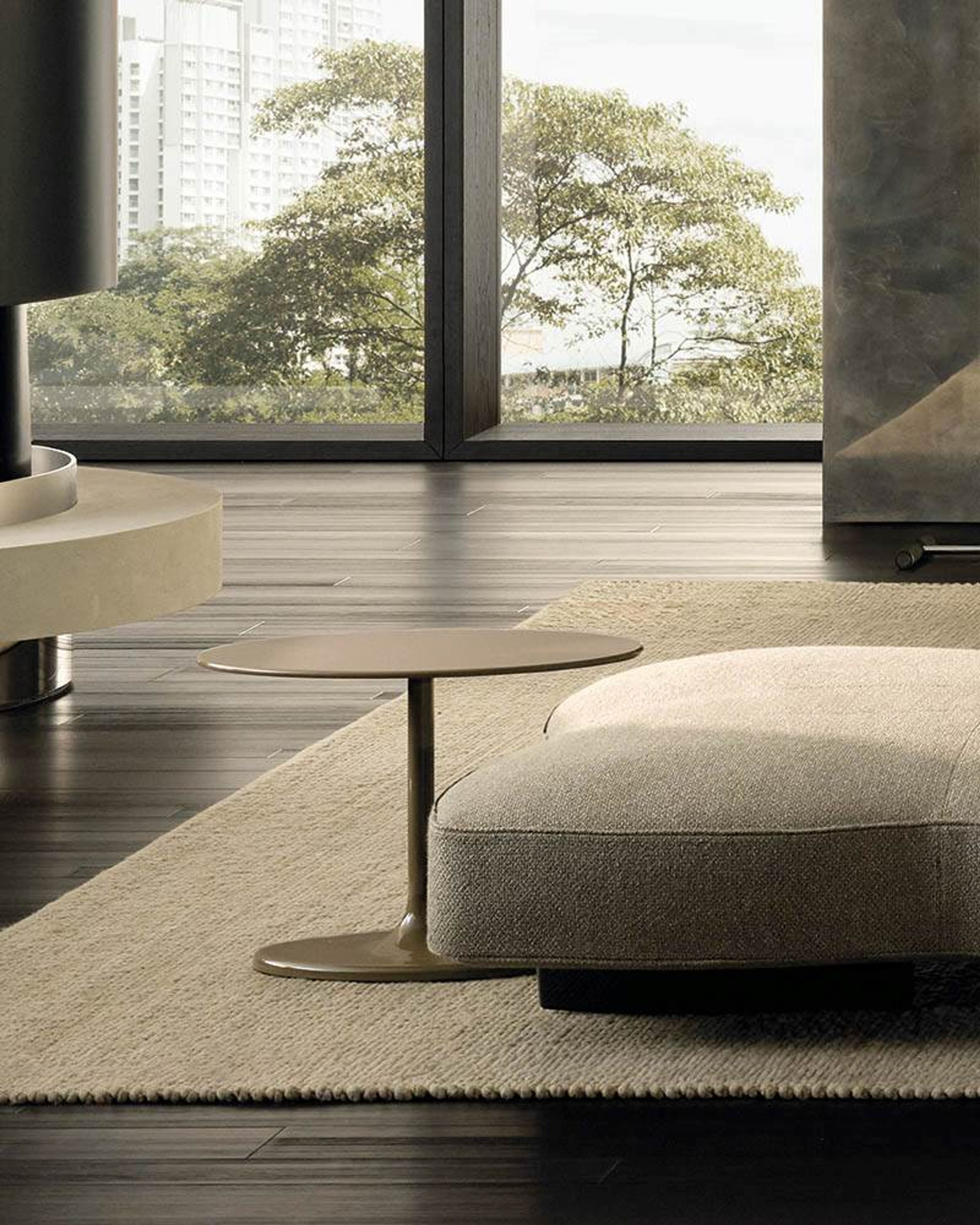 La table basse Minotti à plateau ovale.