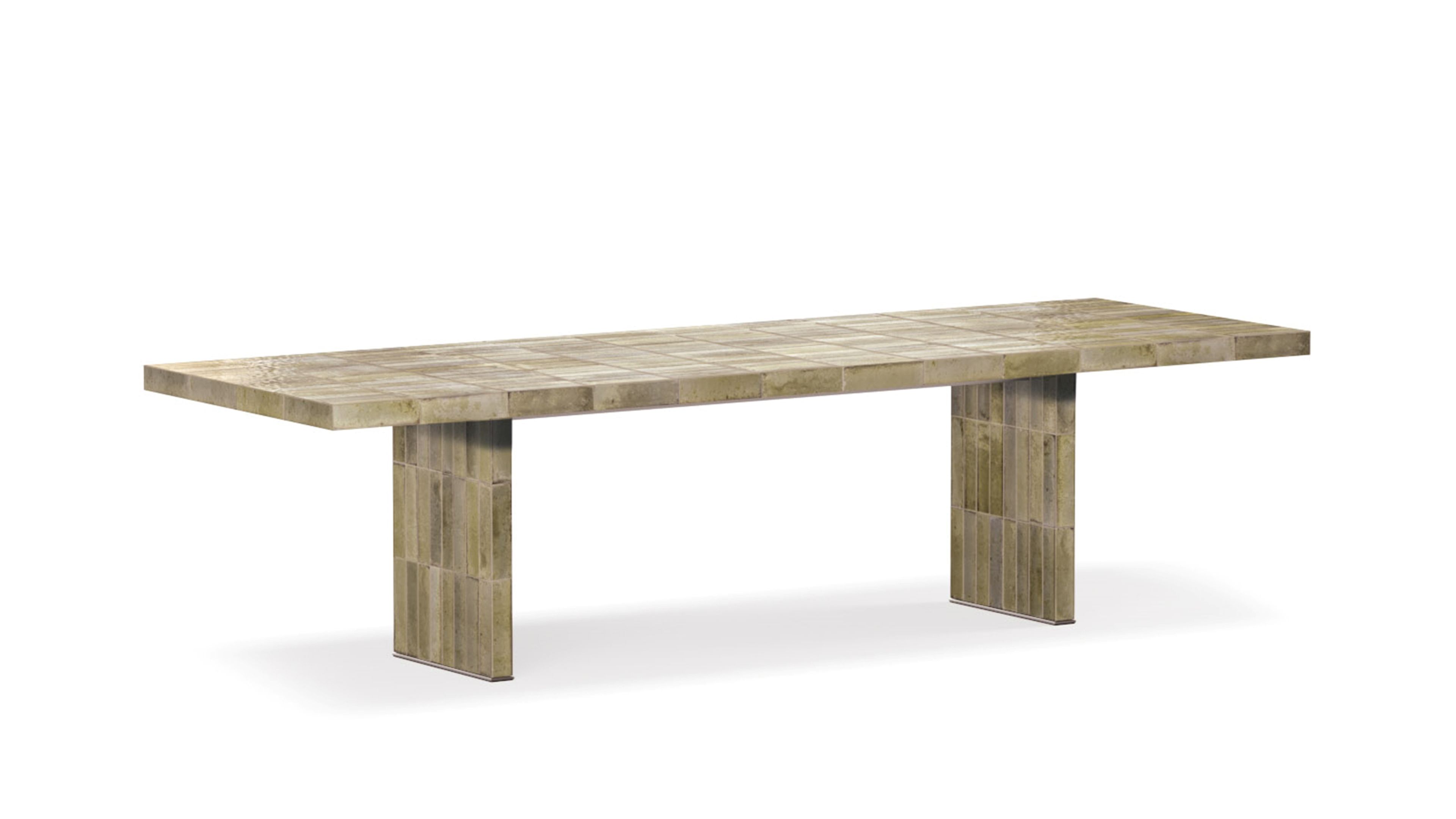 La table à manger d'extérieur Andrée de Minotti associe une géométrie épurée à une surface subtilement texturée.