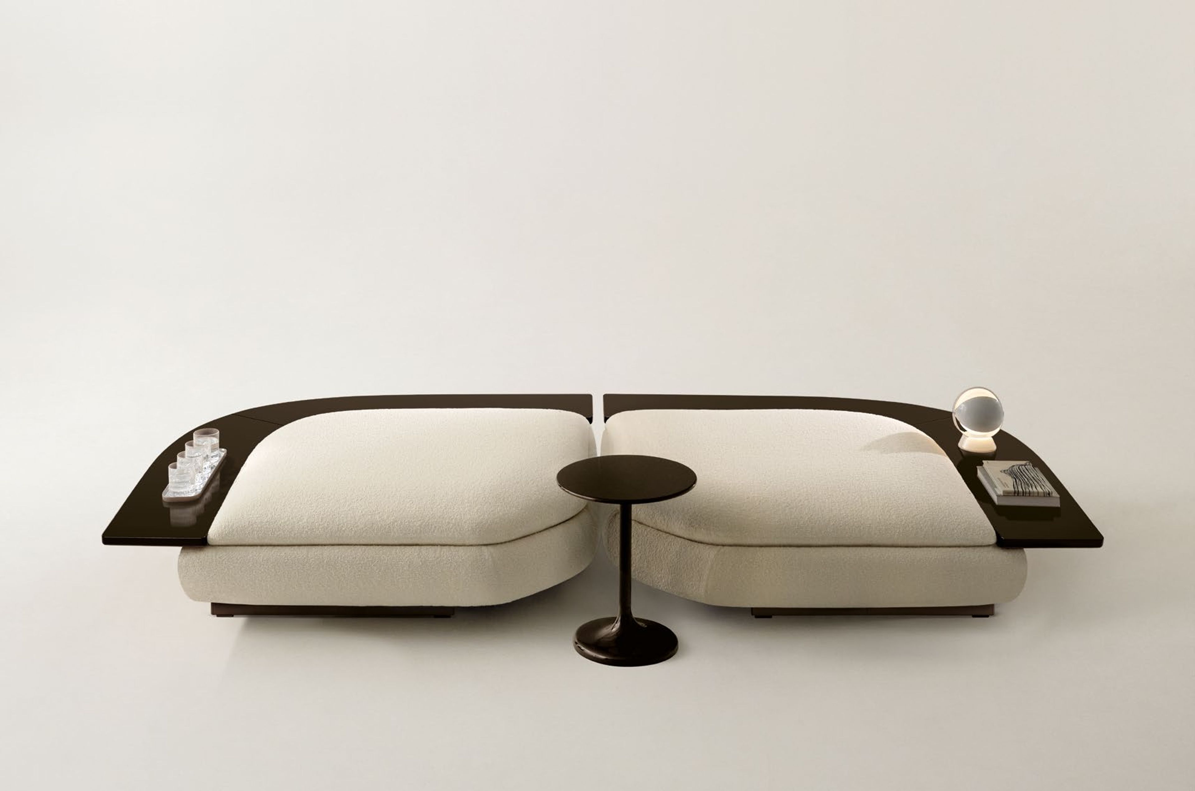 La table basse Minotti à plateau ovale.