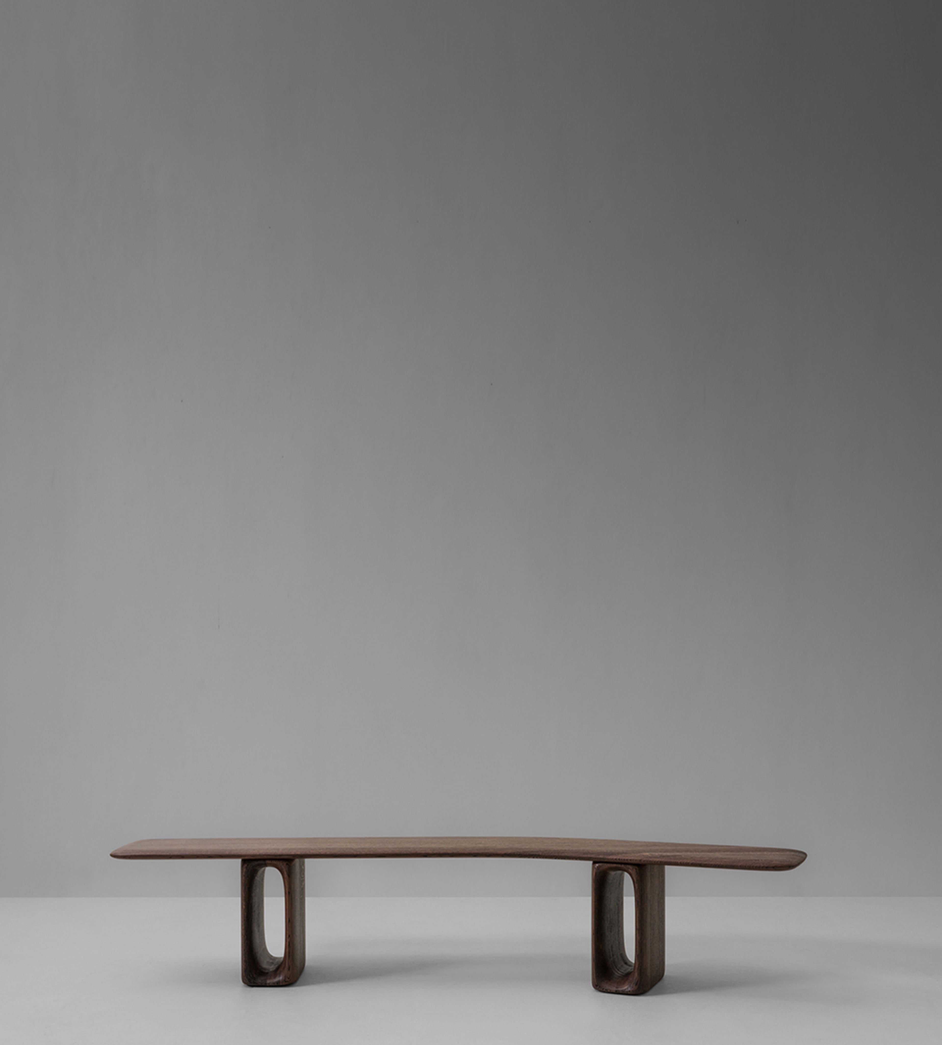 Un banc de Van Rossum avec une assise saillante et une étagère aux formes organiques.