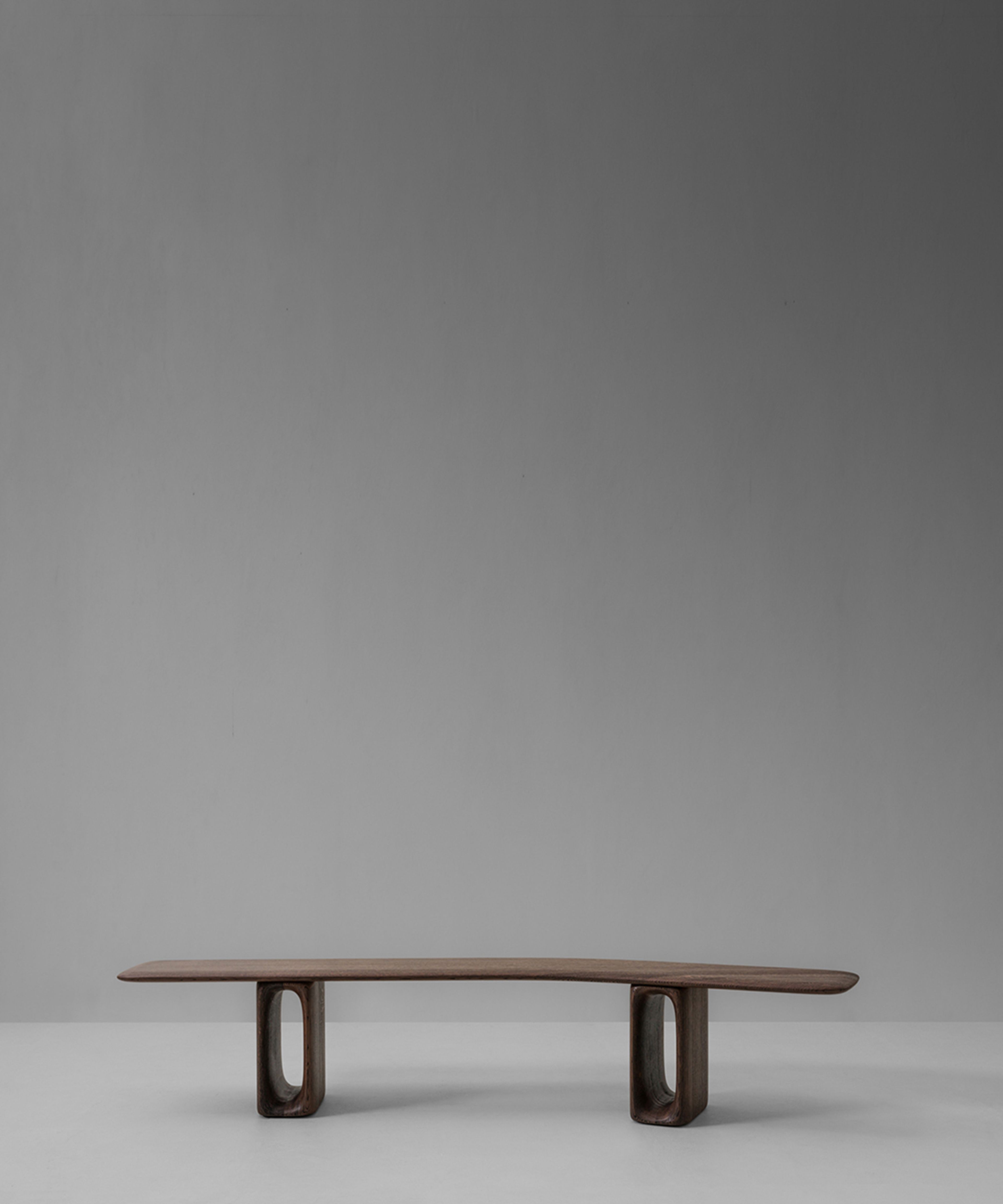 Un banc de Van Rossum avec une assise saillante et une étagère aux formes organiques.