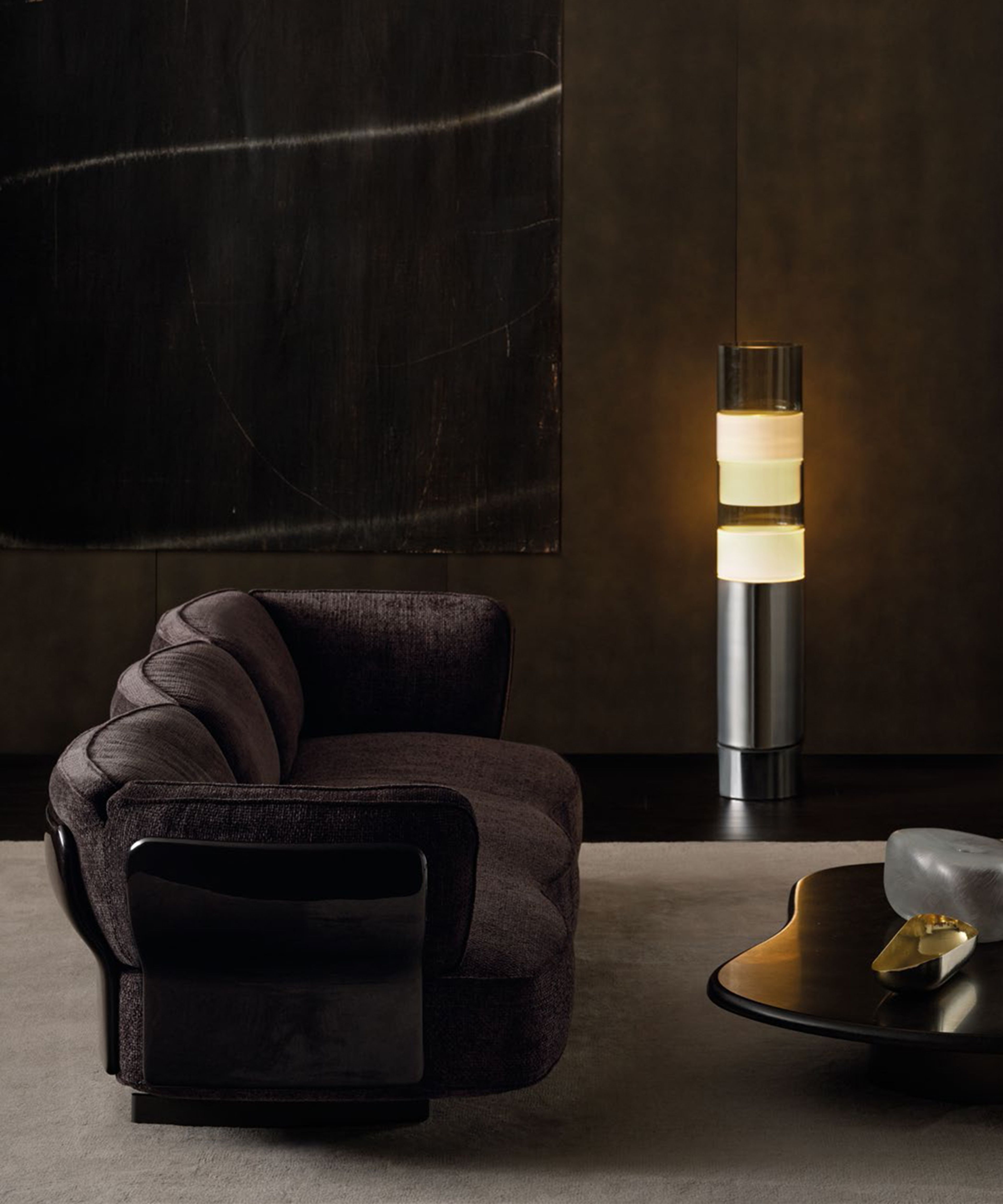 Un canapé épanoui signé Minotti aux panneaux sinueux et formes organiques.