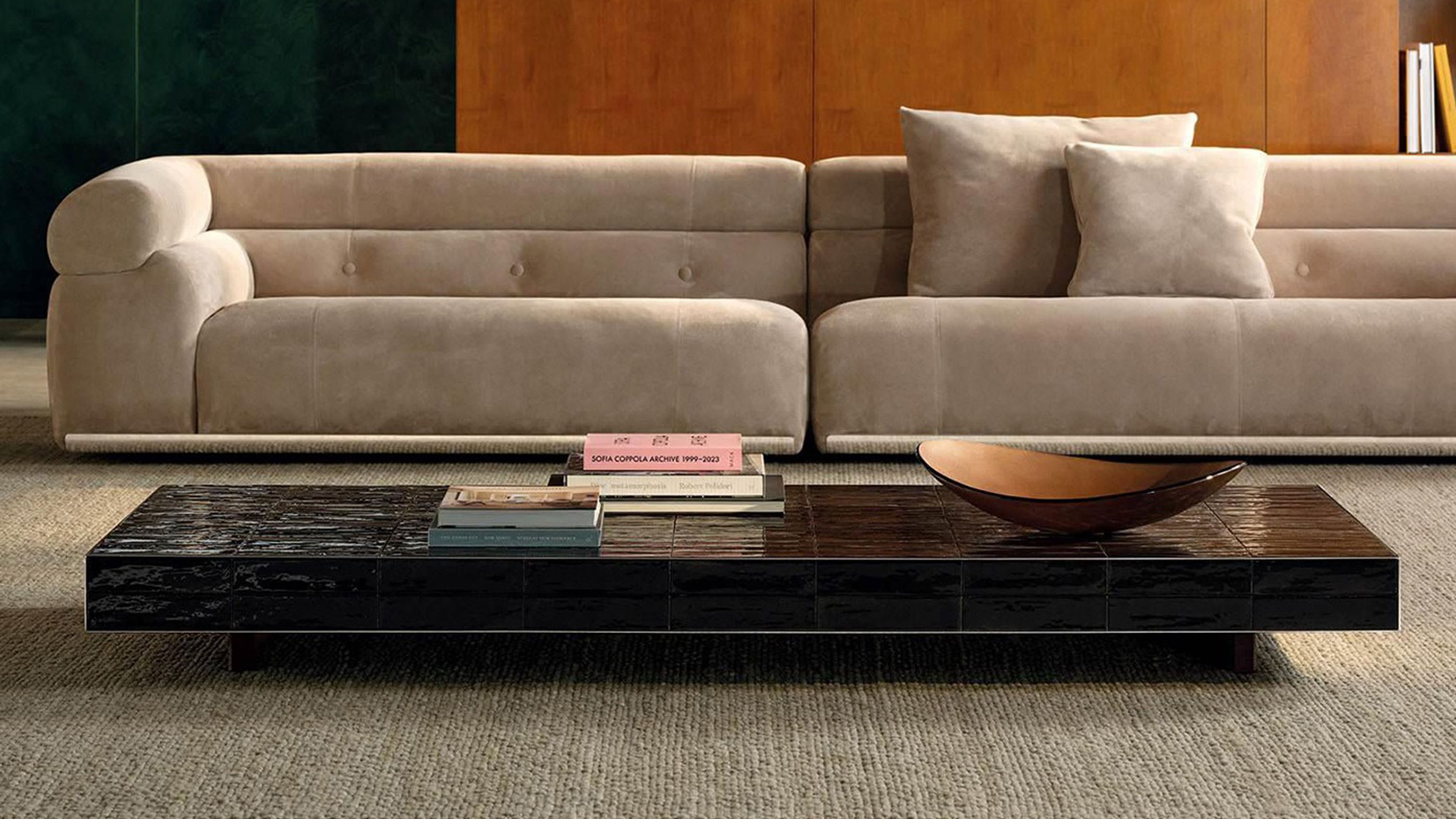Une table basse compacte en céramique de la collection Andrée de Minotti.