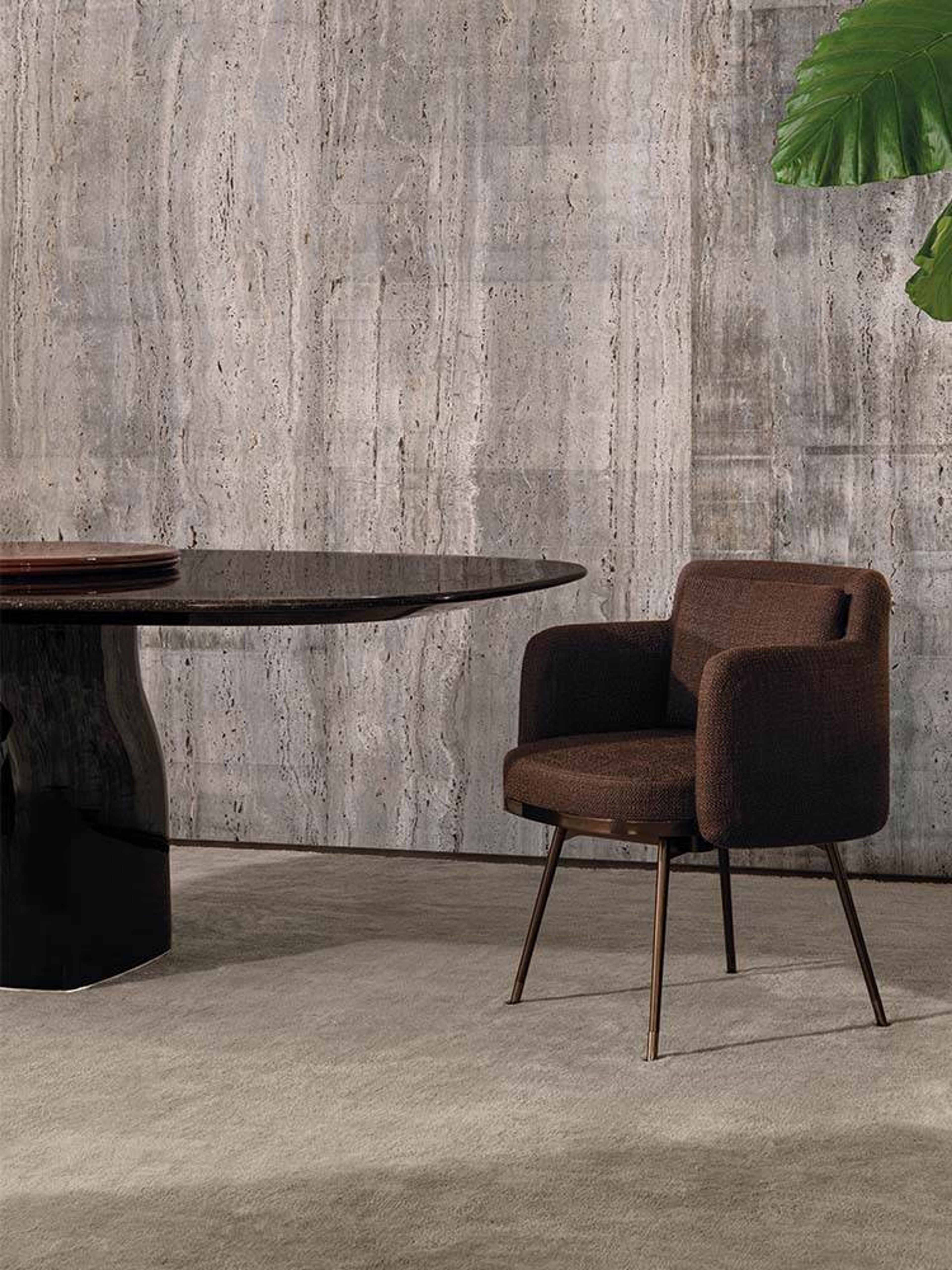 Le petit fauteuil de Minotti, à la silhouette enveloppante.