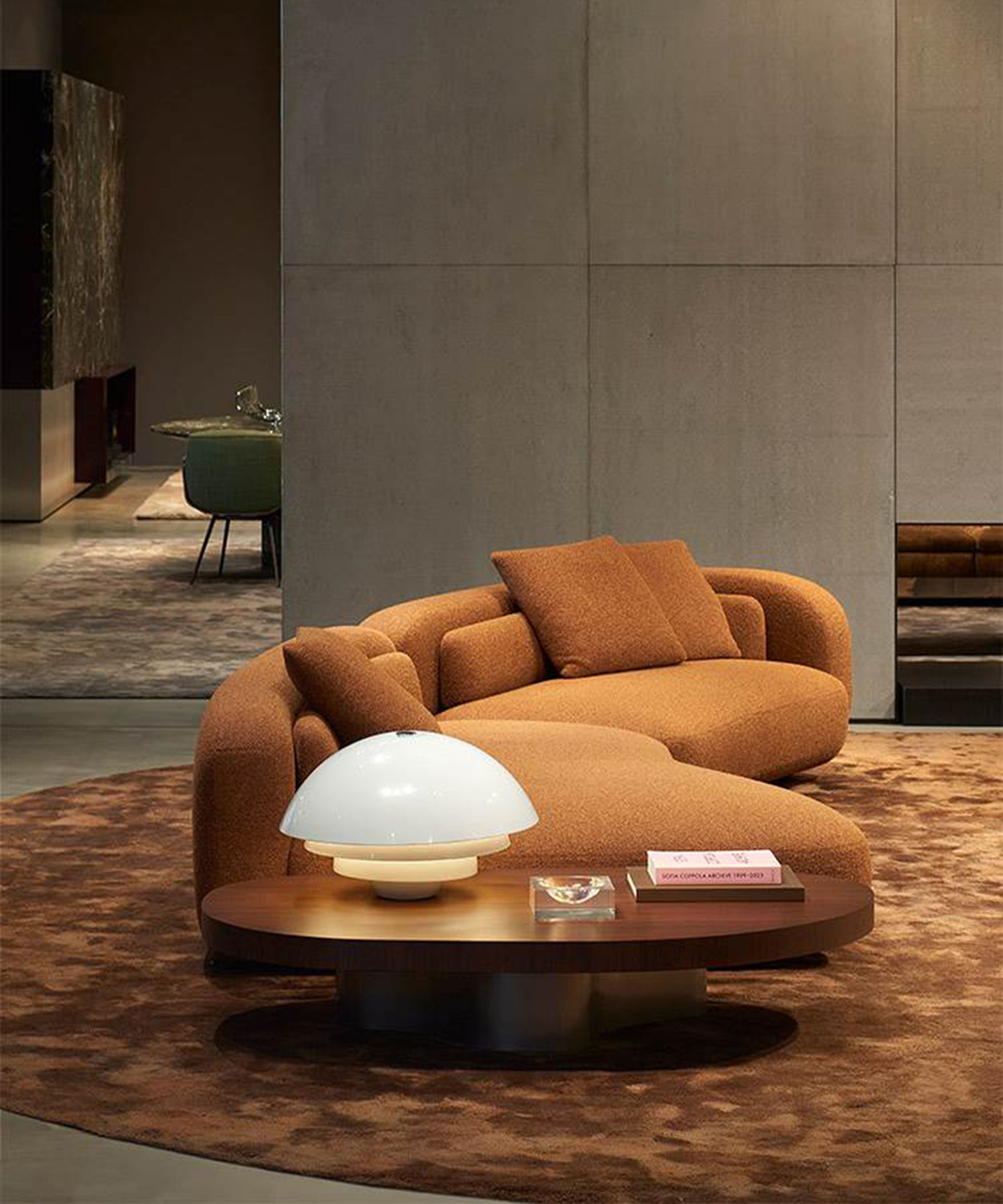 Canapé Minotti blanc aux formes organiques.