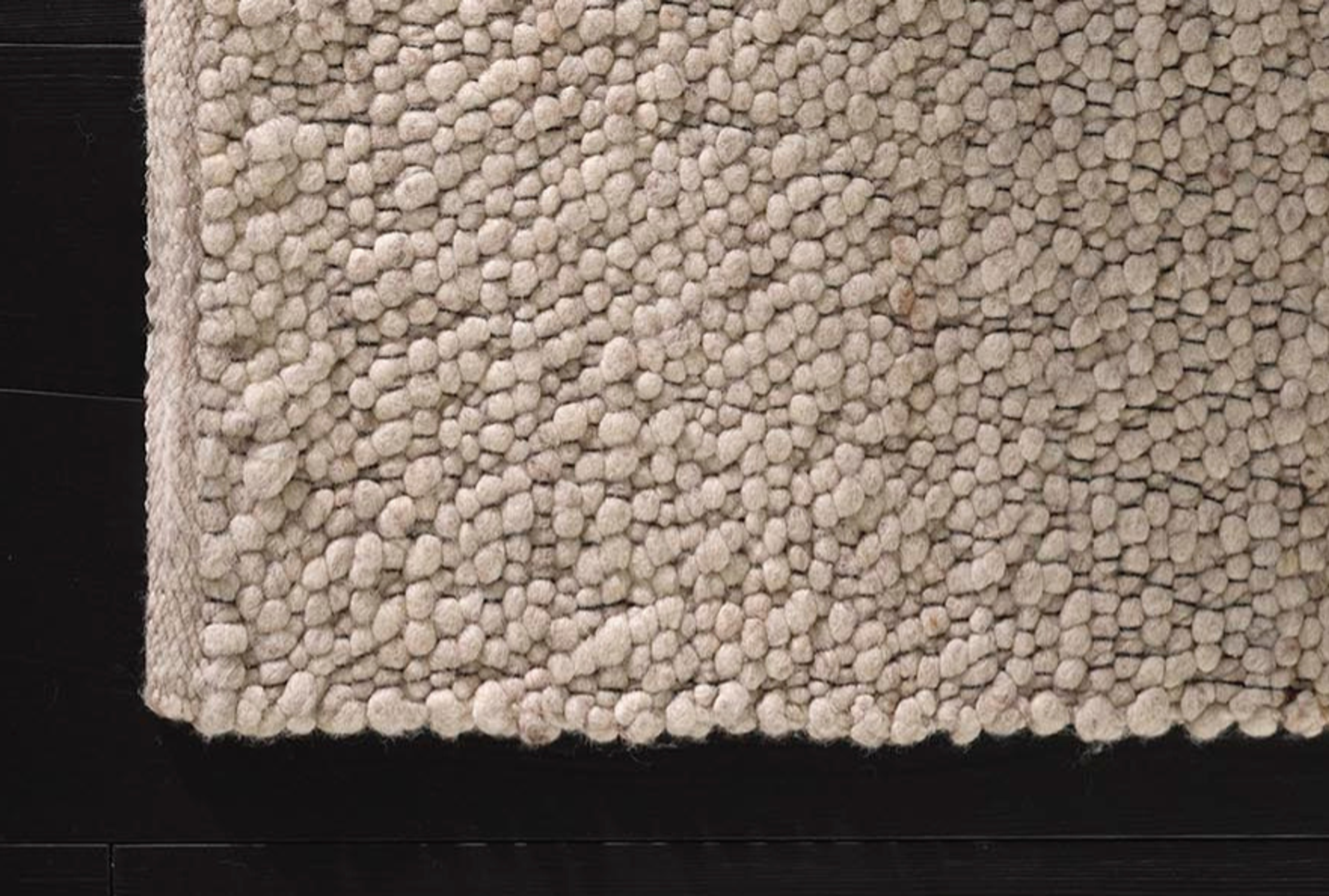 Le tapis Zealand de Minotti est tissé à la main à partir de laine de Nouvelle-Zélande.