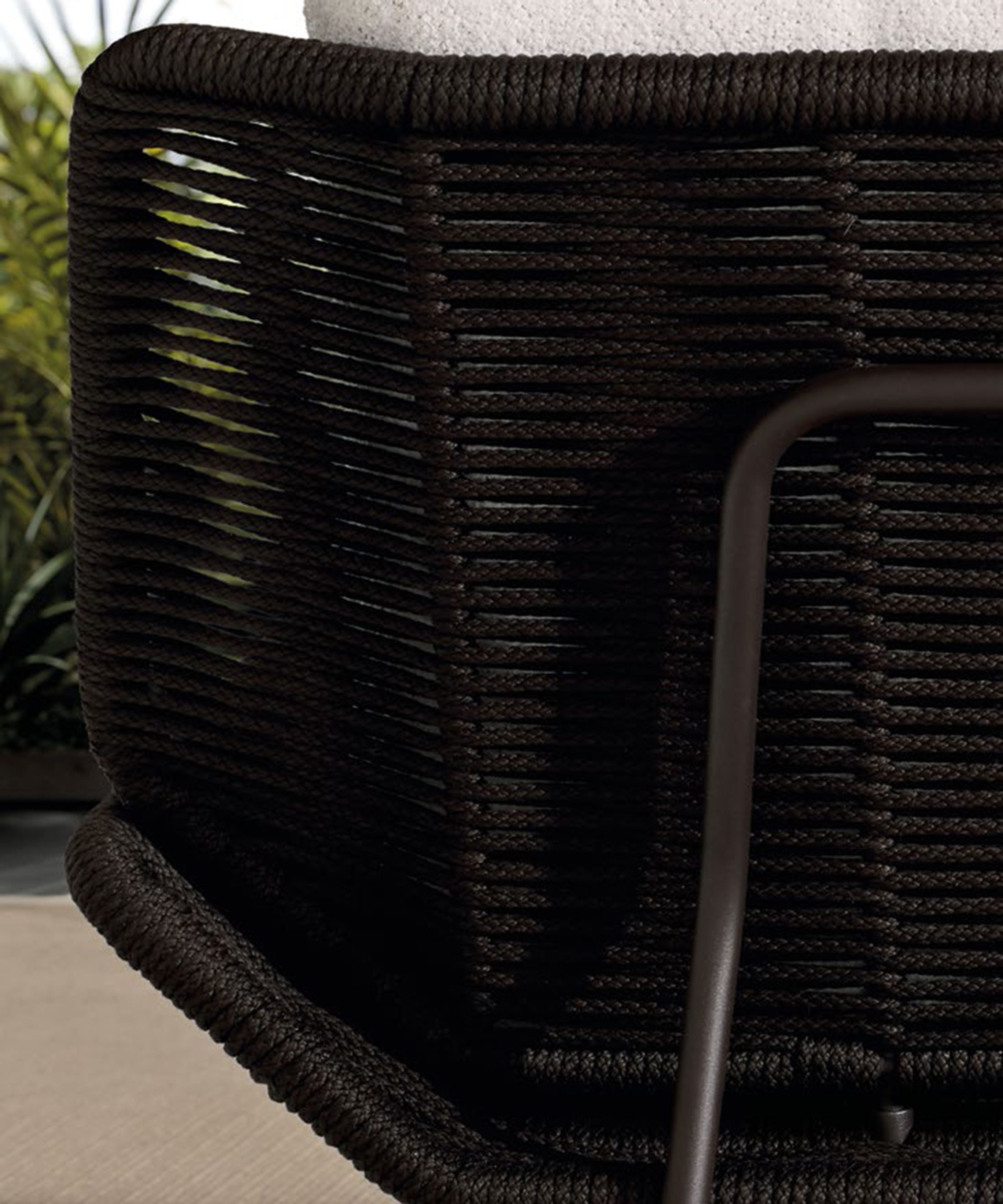 Structure tubulaire fine et base continue définissent Emmi Cord Outdoor.